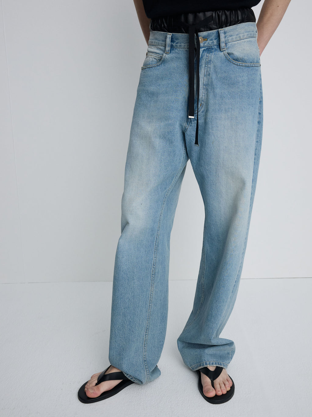 WIDE TAPERED LOW DENIM JEANS_ FADED LIGHT BLUE