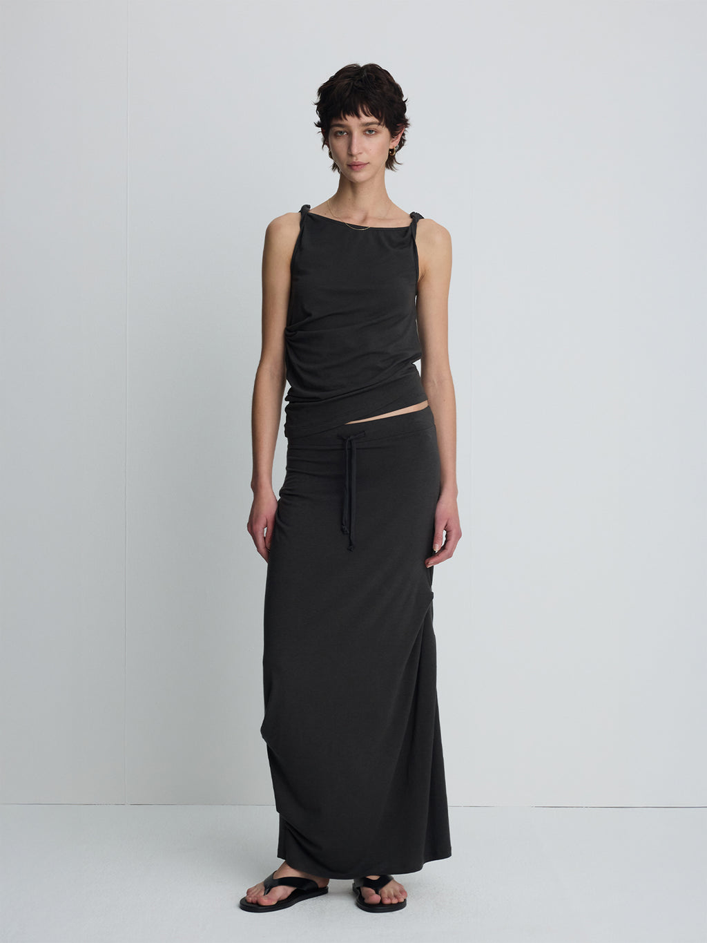 (W) SOFT DRAPED DRAWSTRING SKIRT_ CHARCOAL