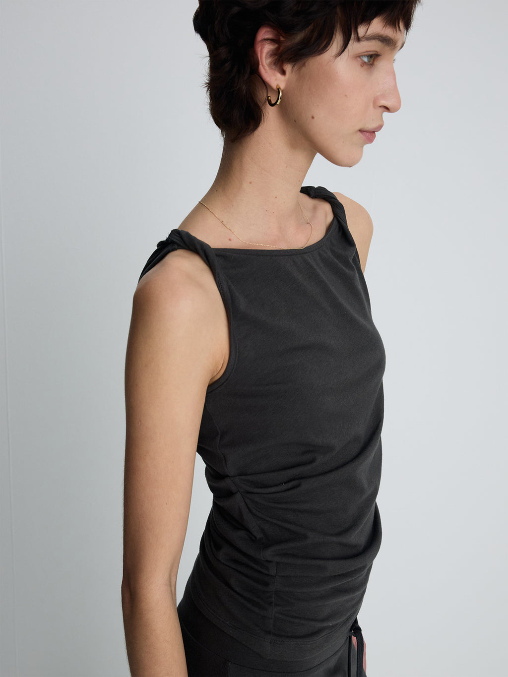 (W) SOFT DRAPED TWIST SLEEVELESS TOP_ CHARCOAL