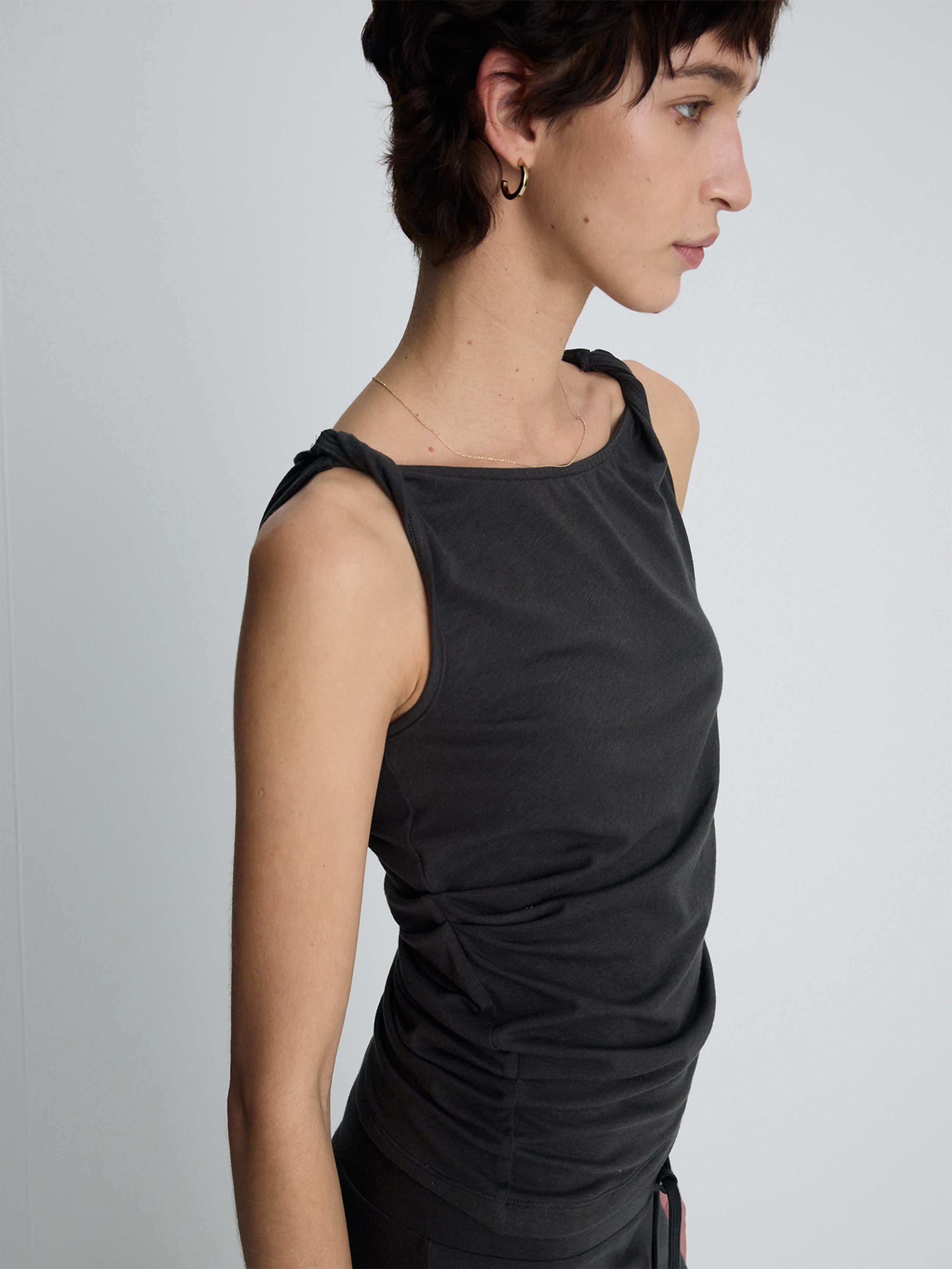 (W) SOFT DRAPED TWIST SLEEVELESS TOP_ CHARCOAL