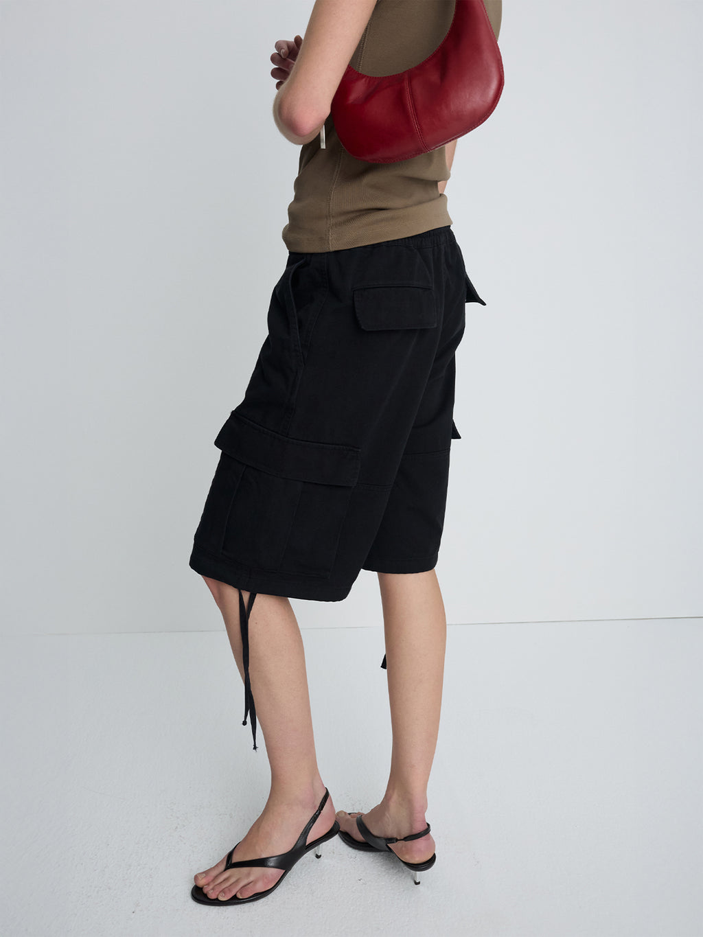 (W) GARMENT-WASHED CARGO SHORTS_ BLACK