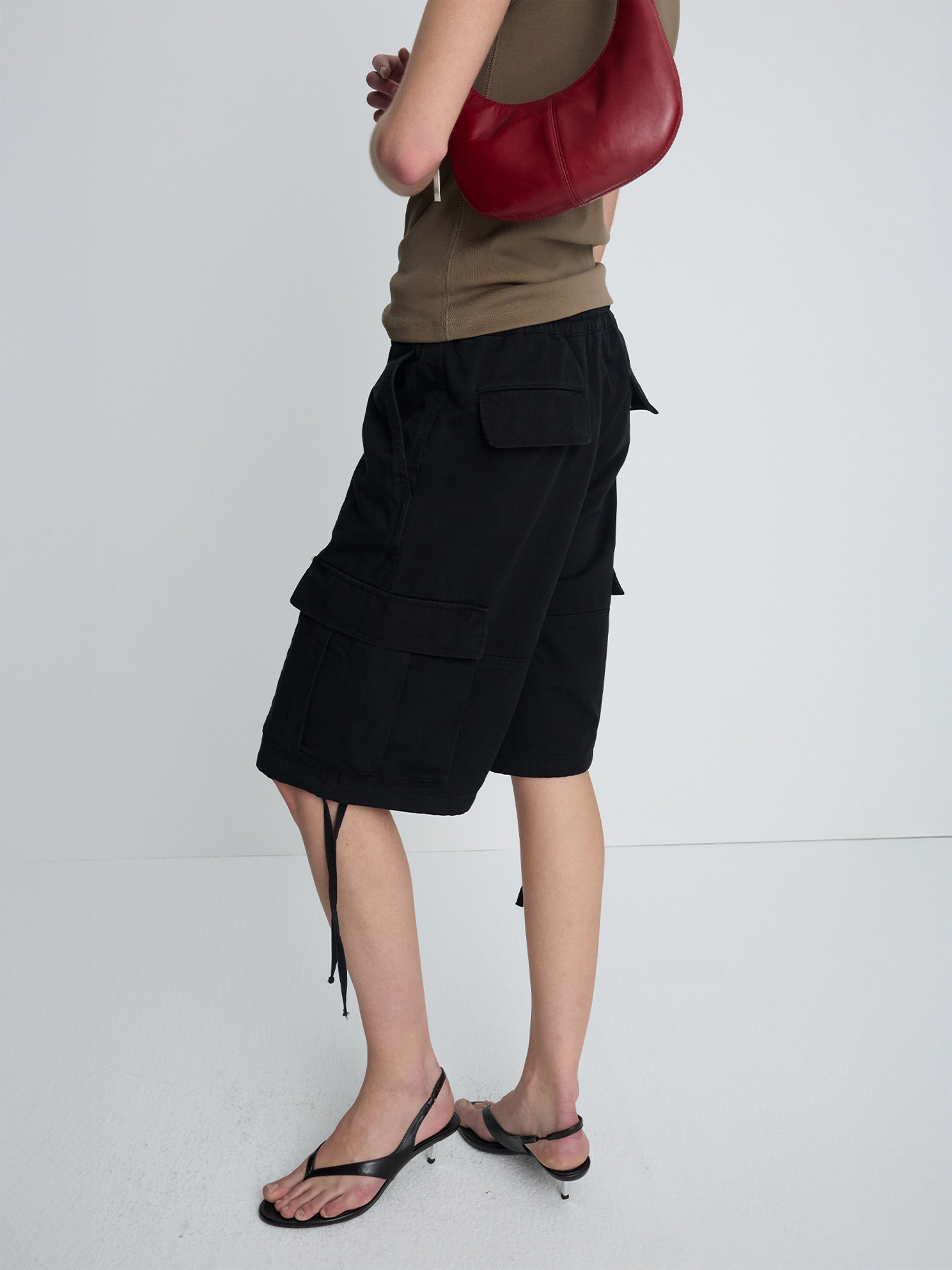 (W) GARMENT-WASHED CARGO SHORTS_ BLACK