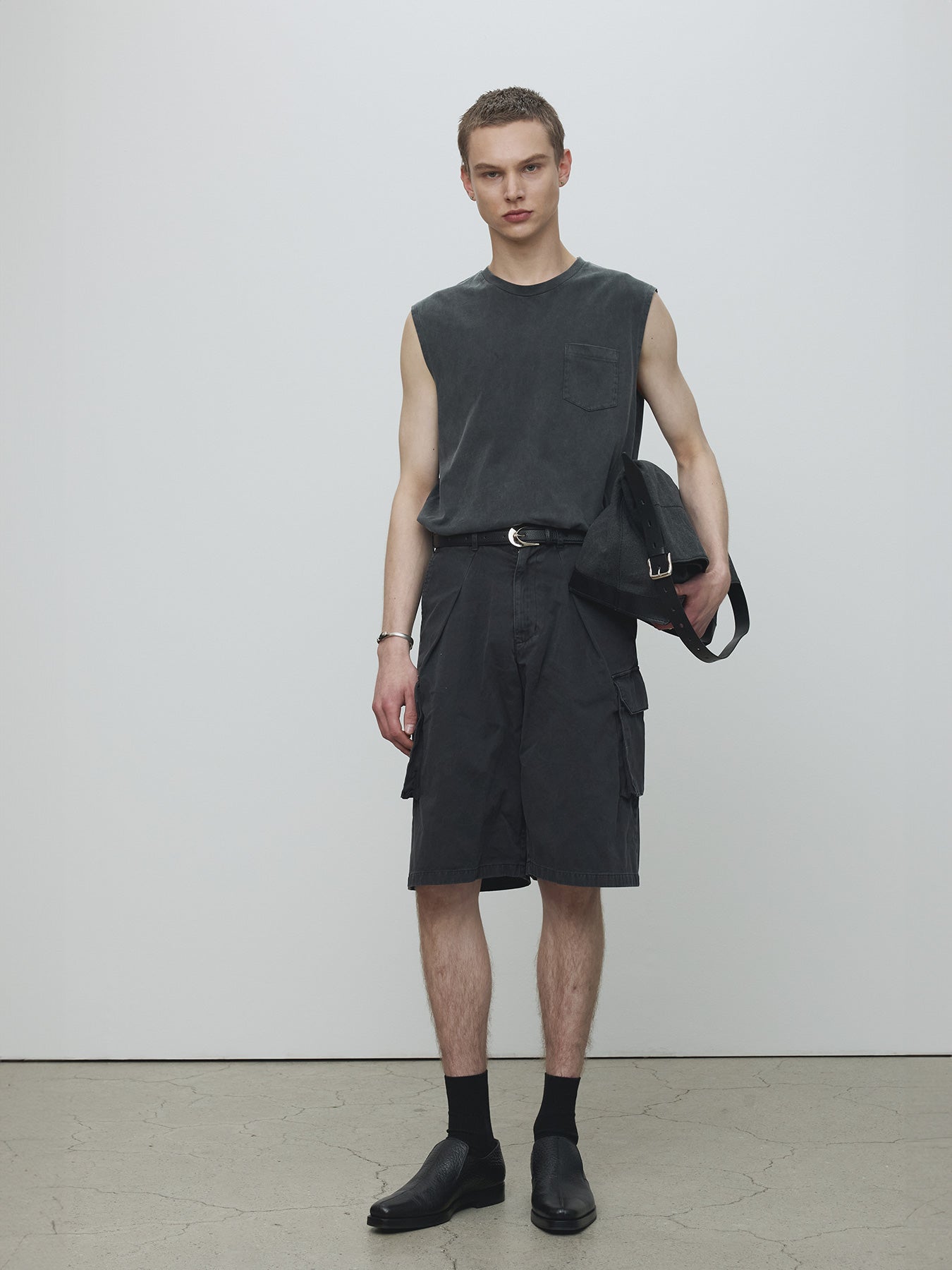 GARMENT-DYED PATCH POCKET SLEEVELESS_ FADED BLACK