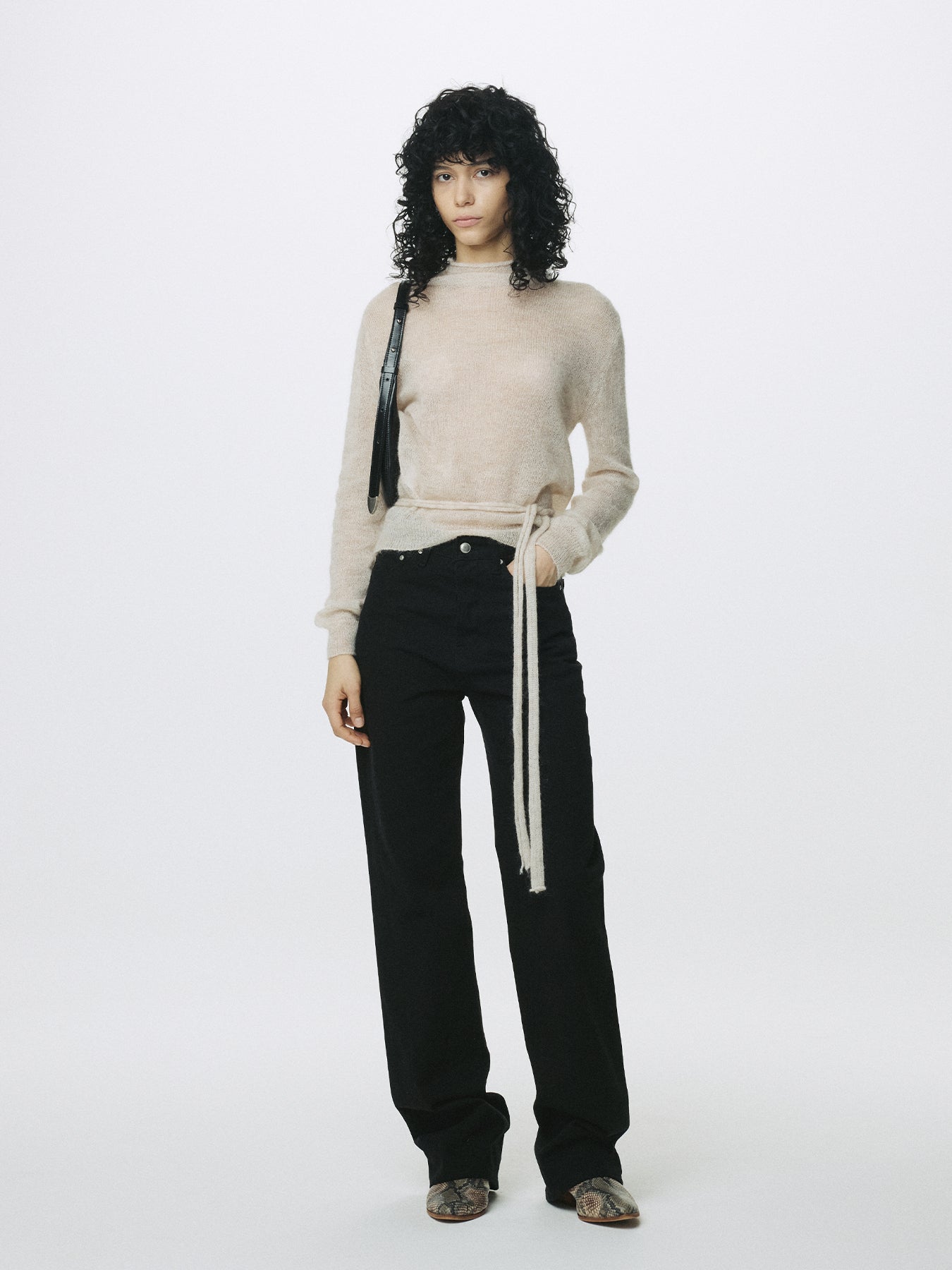 (W) TWISTED SEAM STRAIGHT-LEG DENIM JEANS_ BLACK