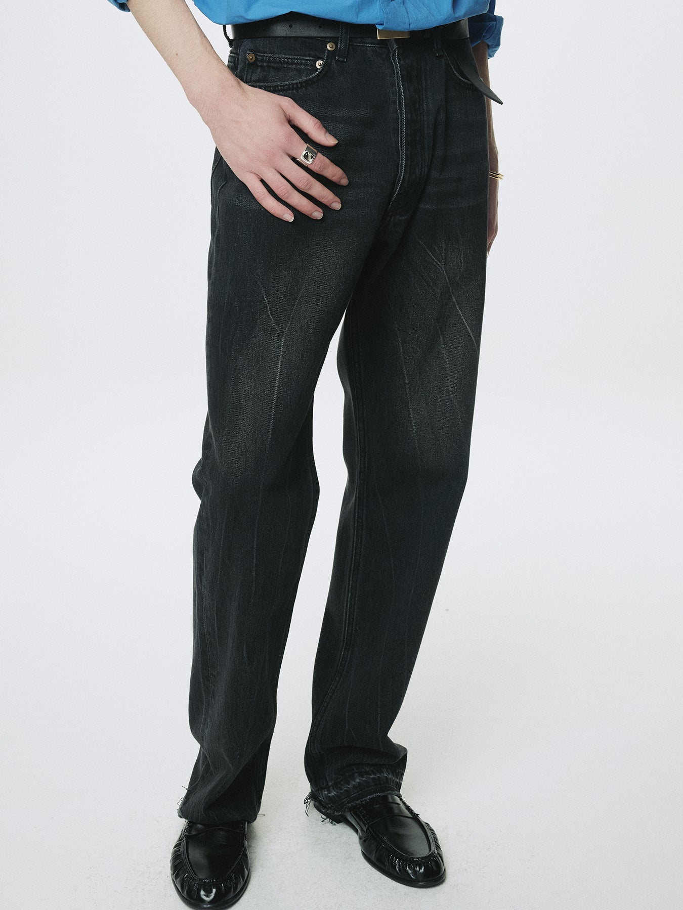 FRAYED HEM LOOSE STRAIGHT DENIM JEANS_ WASHED BLACK