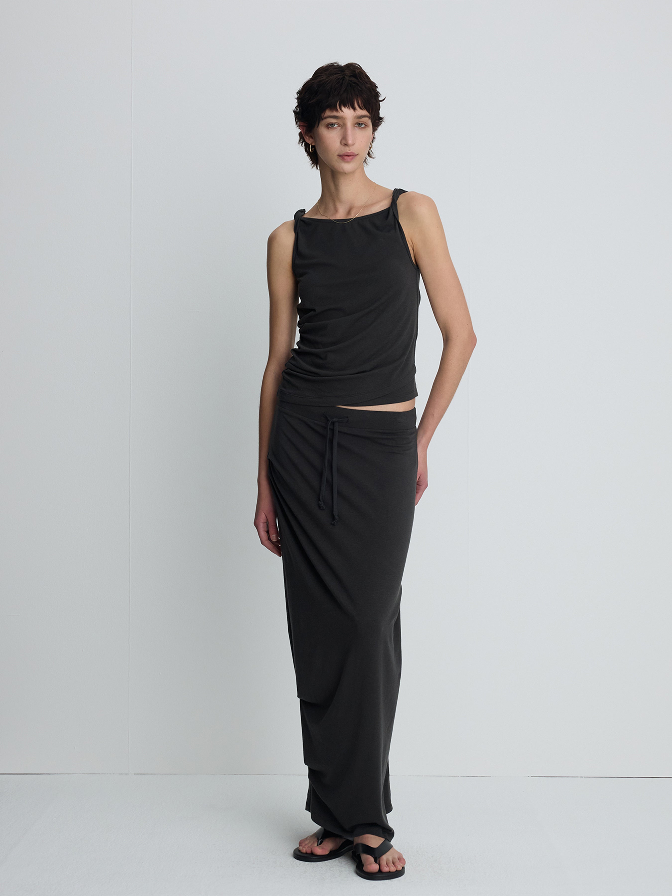 (W) SOFT DRAPED TWIST SLEEVELESS TOP_ CHARCOAL