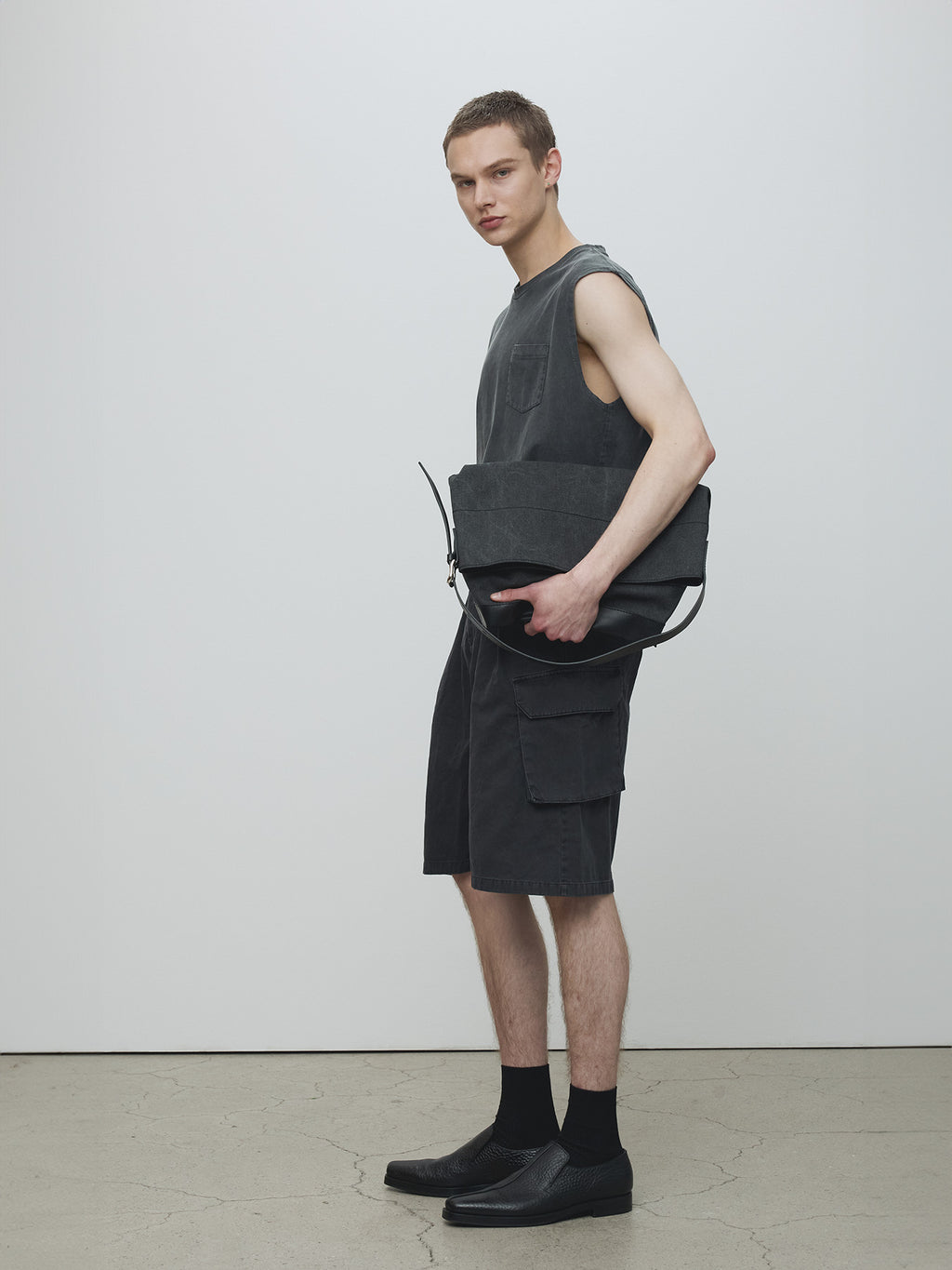 GARMENT-DYED PATCH POCKET SLEEVELESS_ FADED BLACK