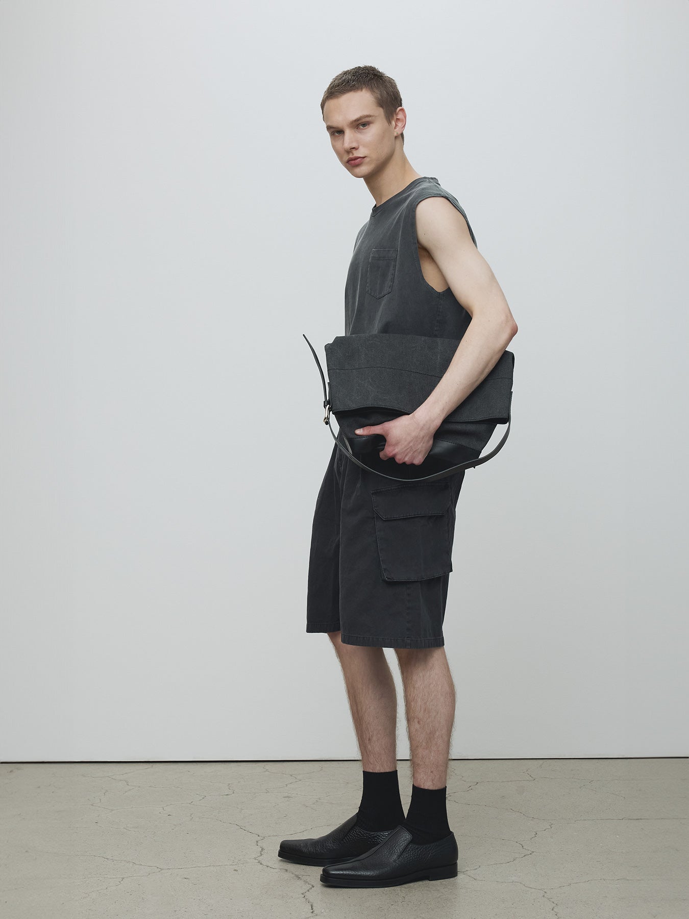 GARMENT-DYED PATCH POCKET SLEEVELESS_ FADED BLACK