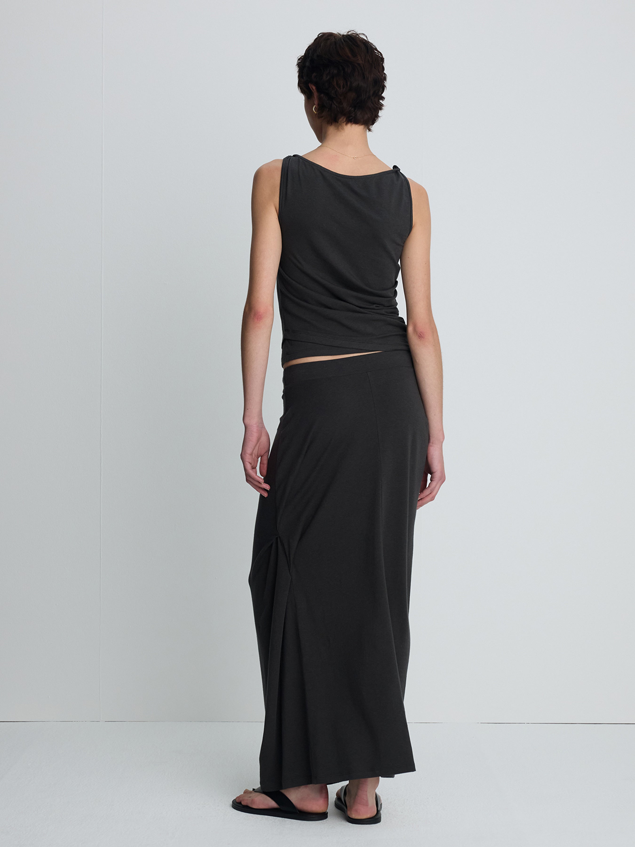 (W) SOFT DRAPED TWIST SLEEVELESS TOP_ CHARCOAL