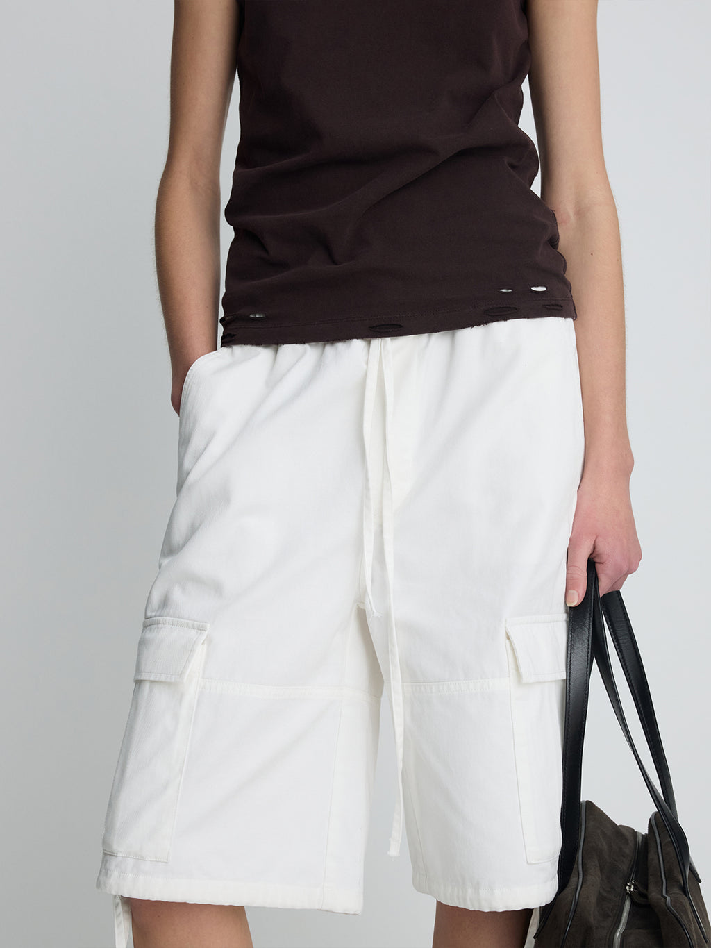 (W) GARMENT-WASHED CARGO SHORTS_ OFF WHITE