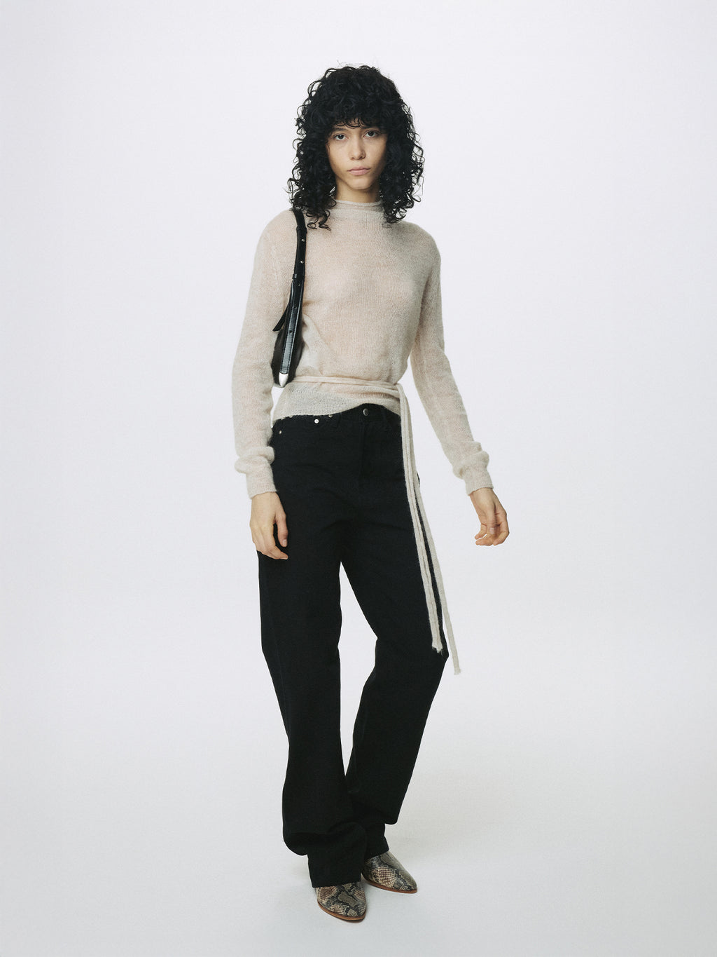 (W) TWISTED SEAM STRAIGHT-LEG DENIM JEANS_ BLACK