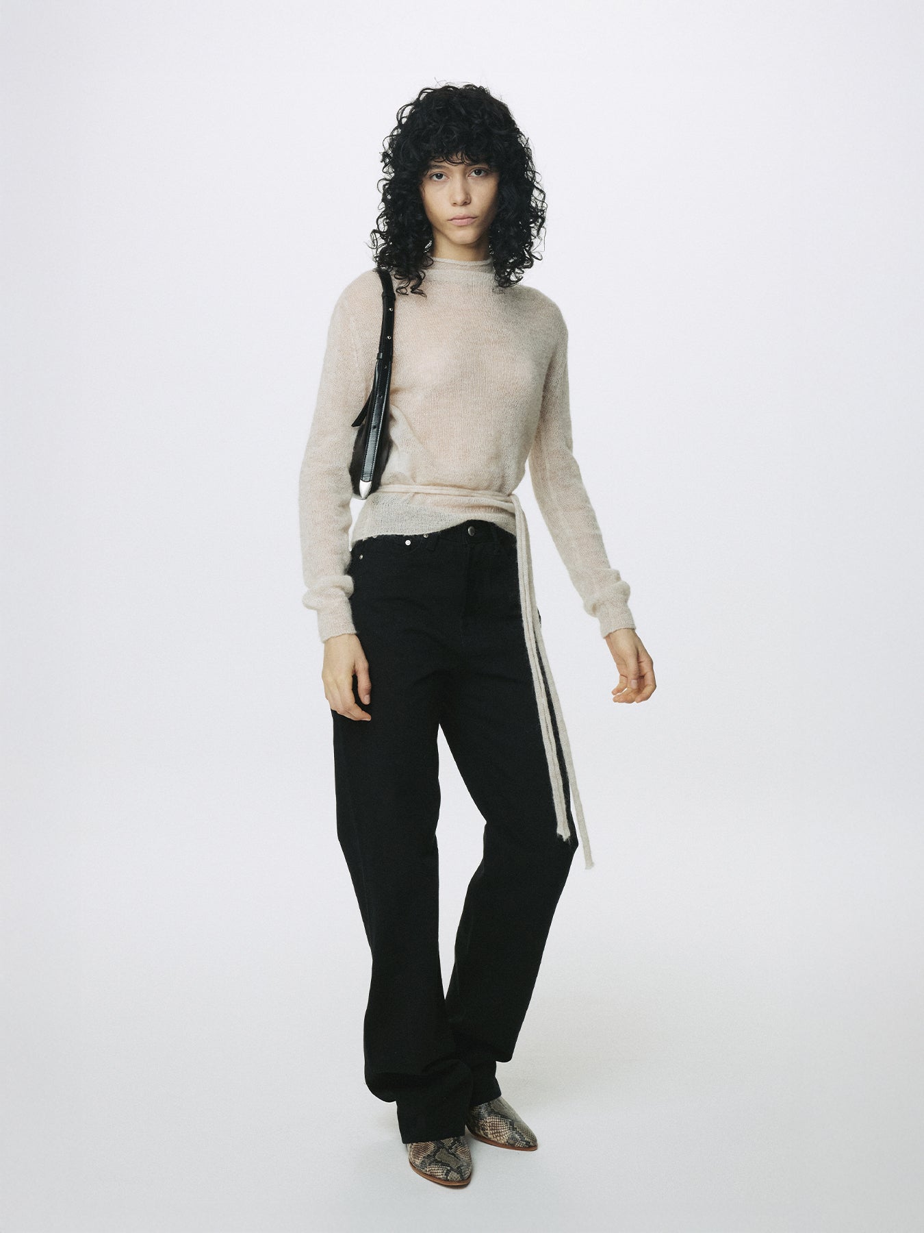 (W) TWISTED SEAM STRAIGHT-LEG DENIM JEANS_ BLACK