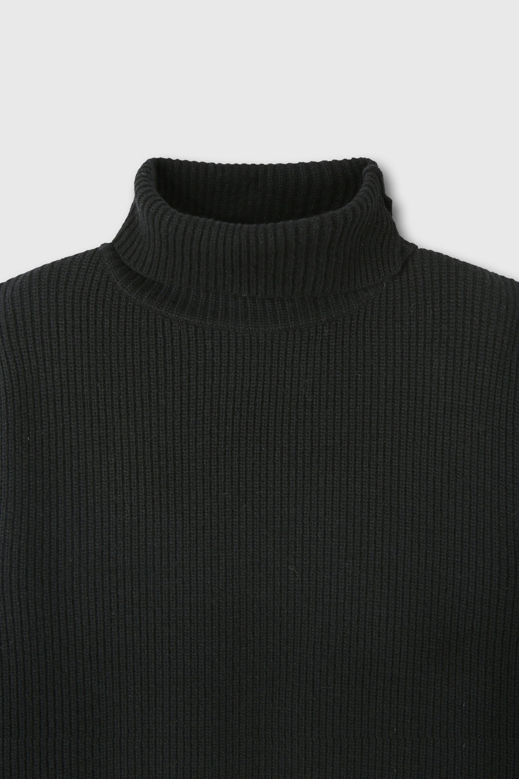 Hard Twist Wool Slit Turtleneck Knit_ Black