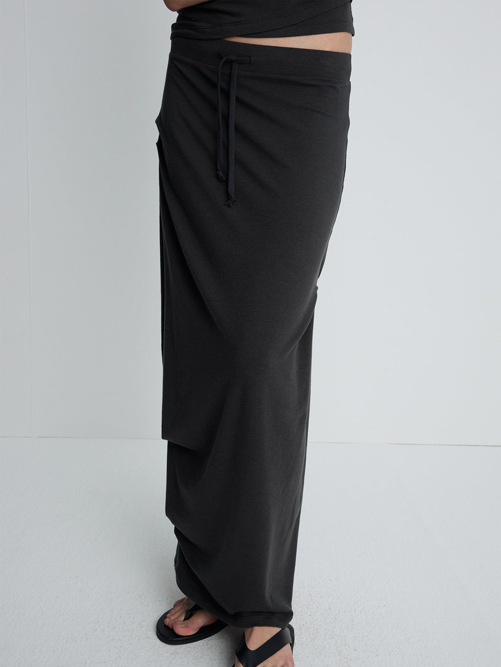 (W) SOFT DRAPED DRAWSTRING SKIRT_ CHARCOAL