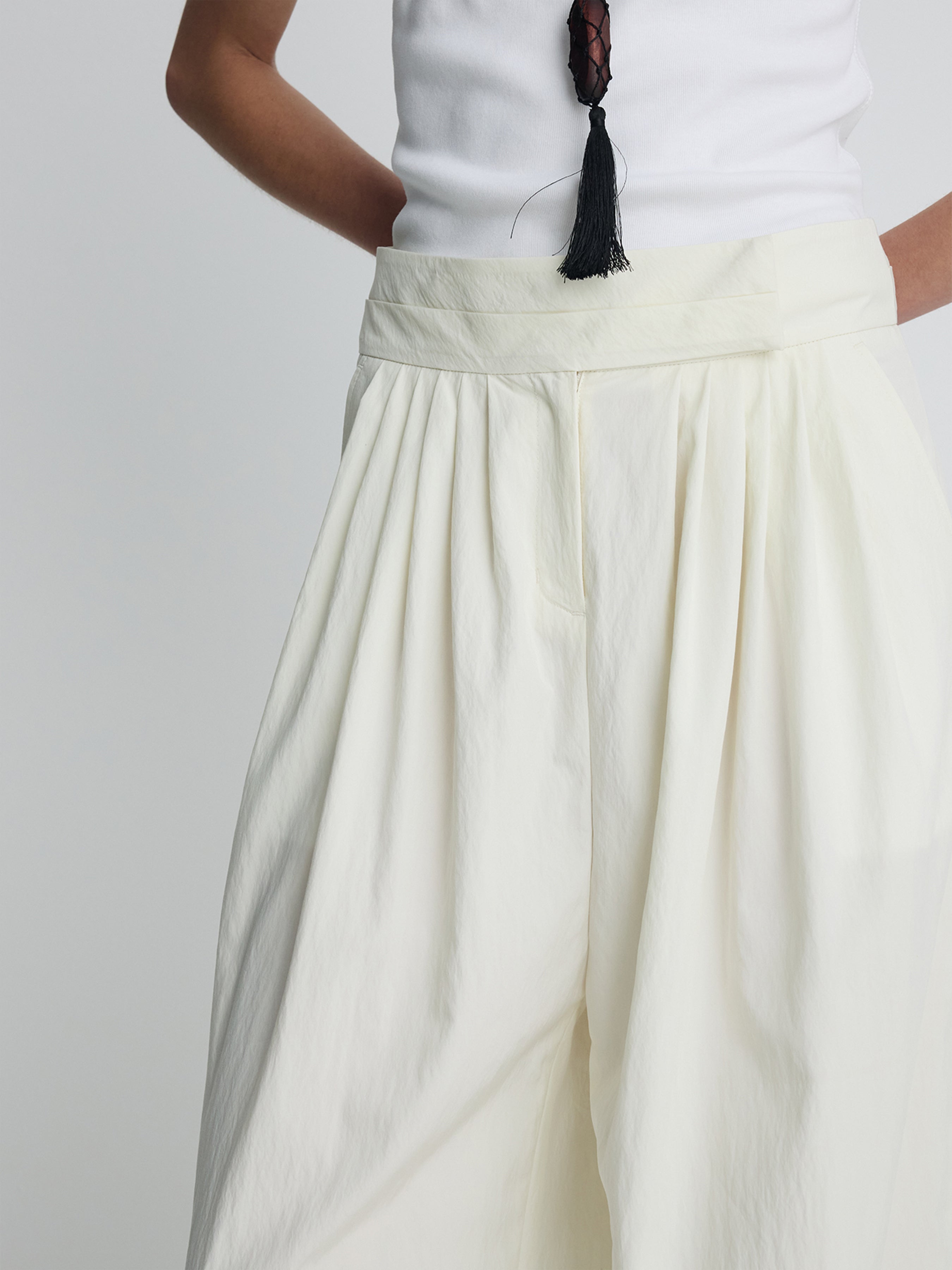 (W) PLEATED VOLUMINOUS PANTS_ OFF WHITE