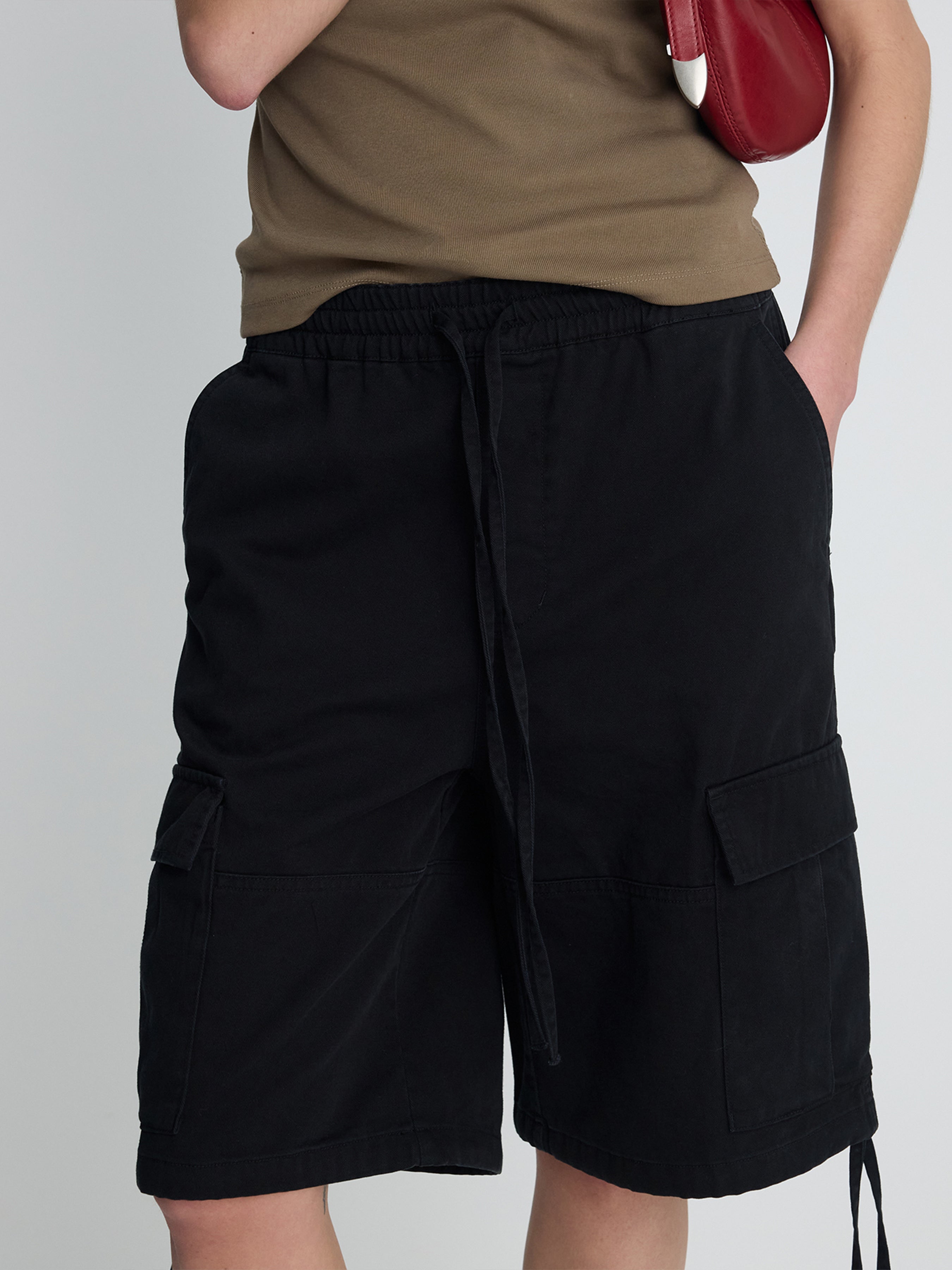 (W) GARMENT-WASHED CARGO SHORTS_ BLACK