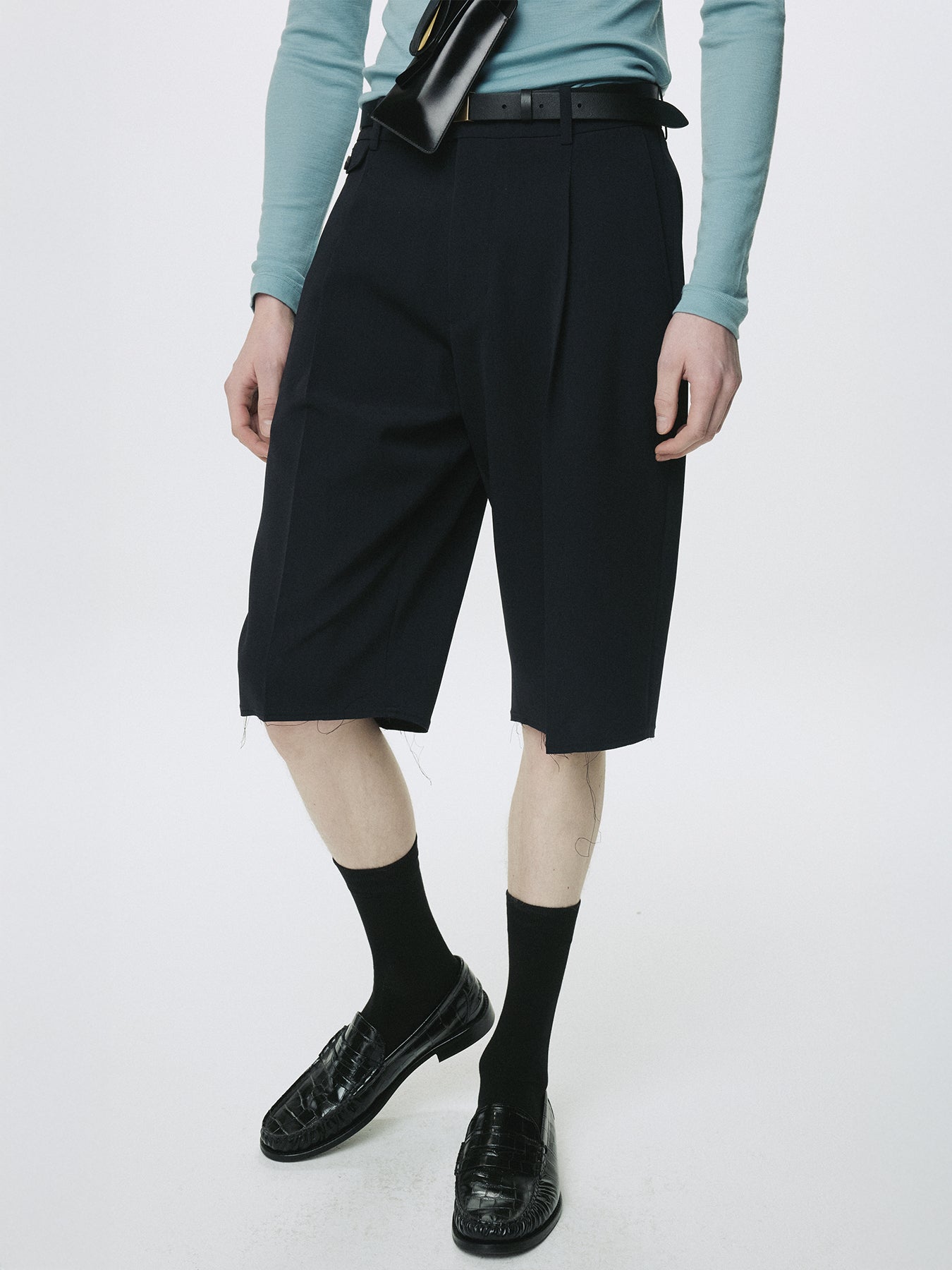 RAW-CUT WOOL PLEATED TAILORED SHORTS_ DARK NAVY