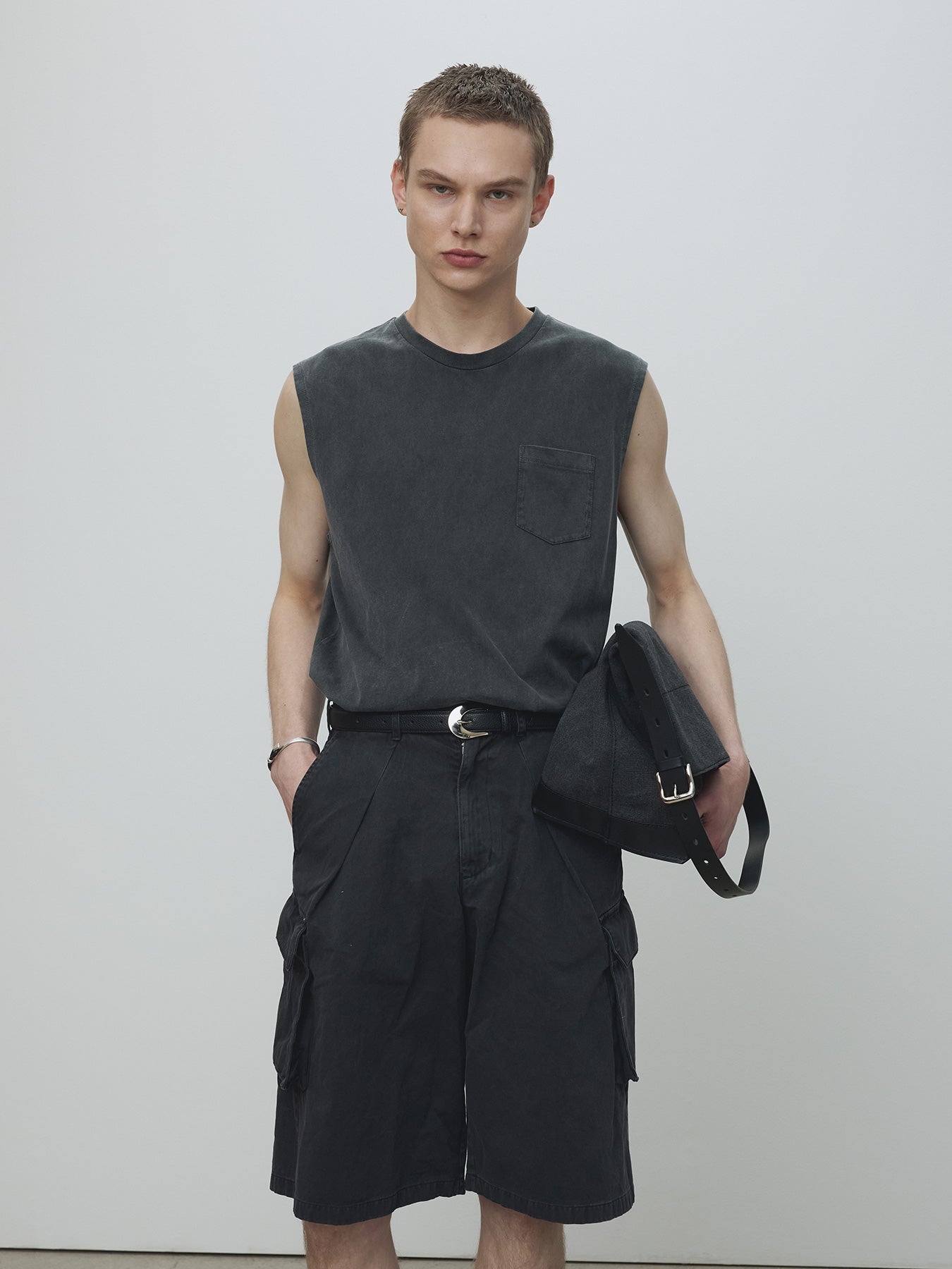 GARMENT-DYED PATCH POCKET SLEEVELESS_ FADED BLACK