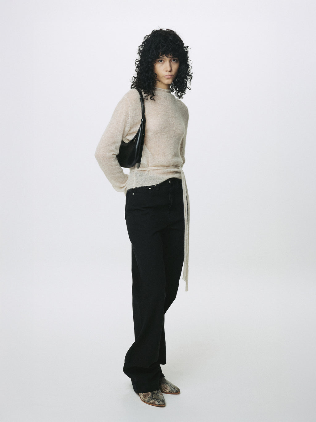 (W) TWISTED SEAM STRAIGHT-LEG DENIM JEANS_ BLACK