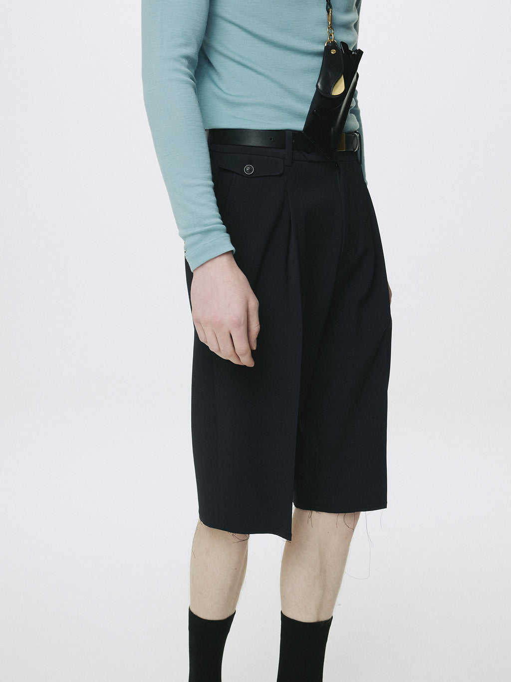 RAW-CUT WOOL PLEATED TAILORED SHORTS_ DARK NAVY