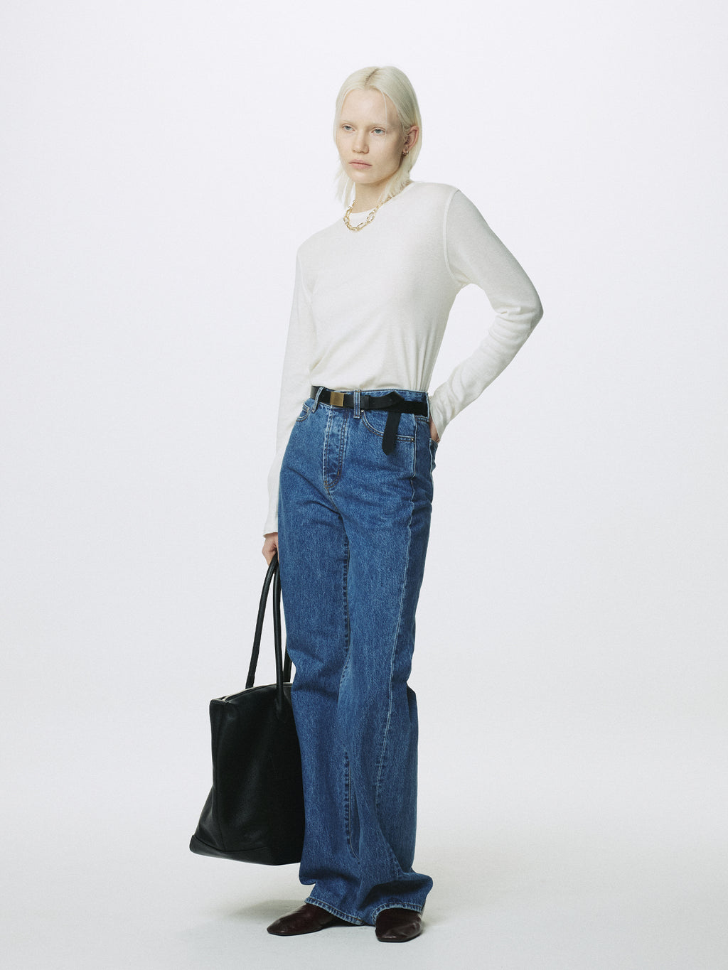 (W) TWISTED SEAM STRAIGHT-LEG DENIM JEANS_ WASHED BLUE
