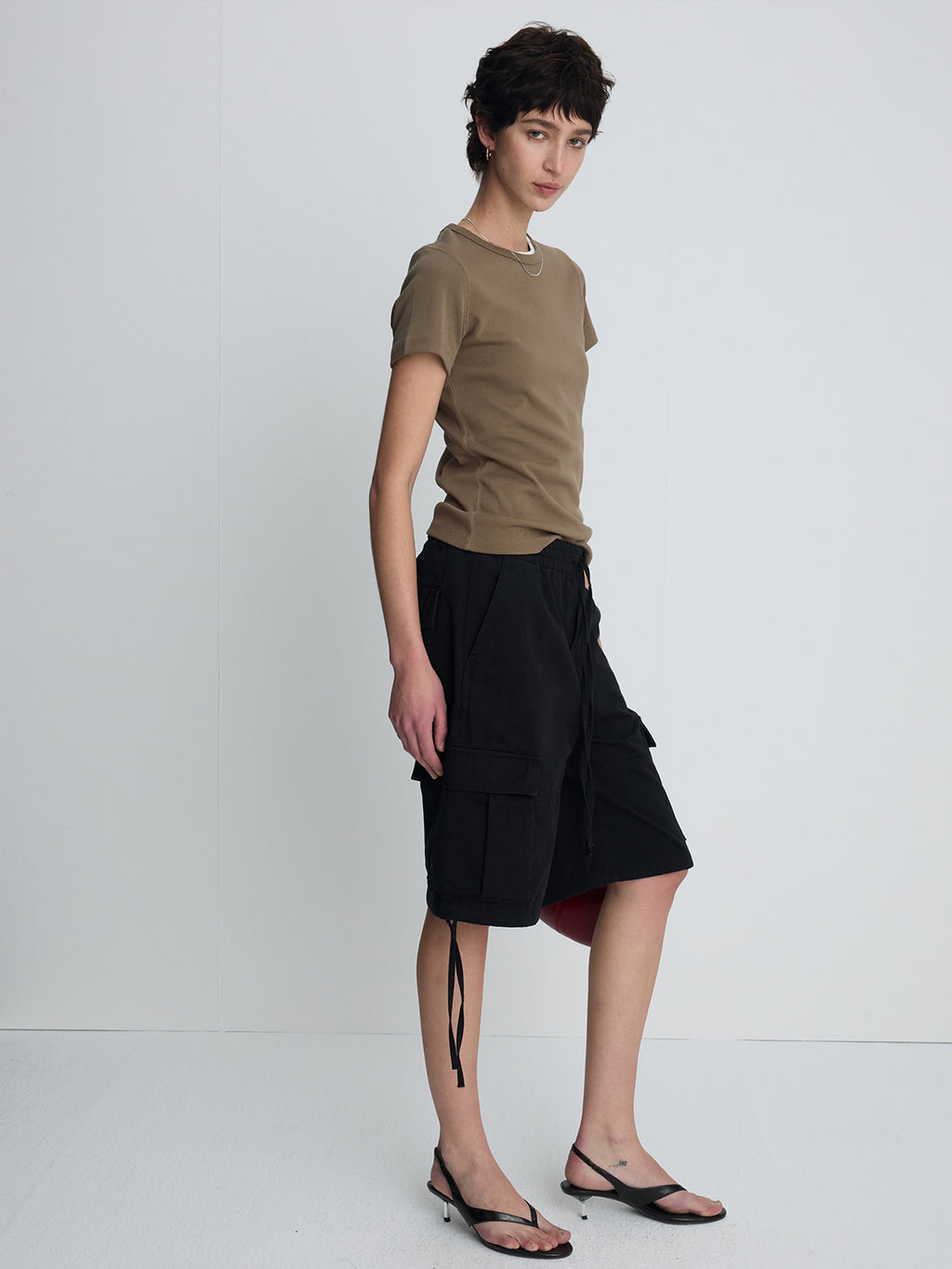 (W) GARMENT-WASHED CARGO SHORTS_ BLACK