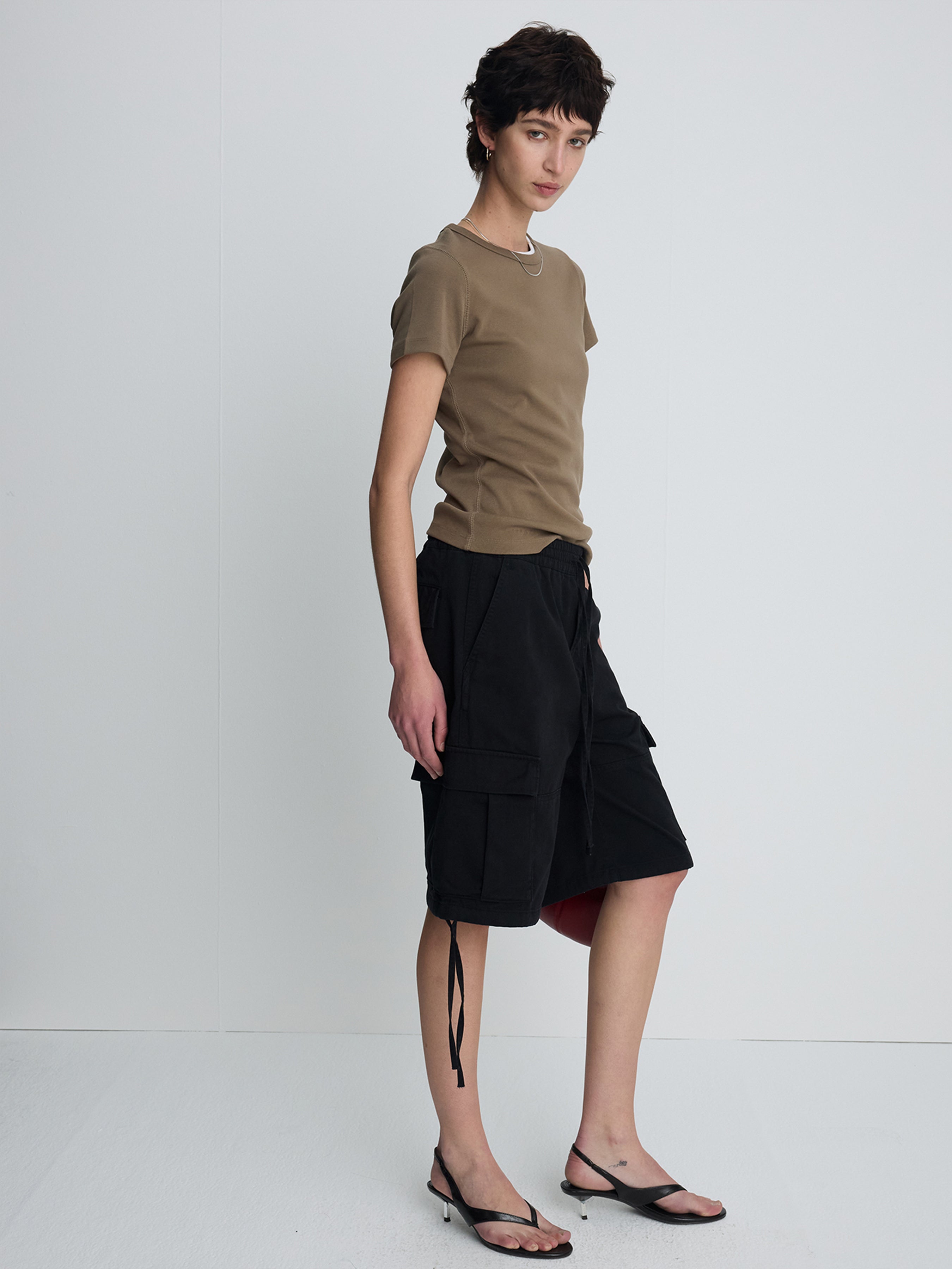 (W) GARMENT-WASHED CARGO SHORTS_ BLACK