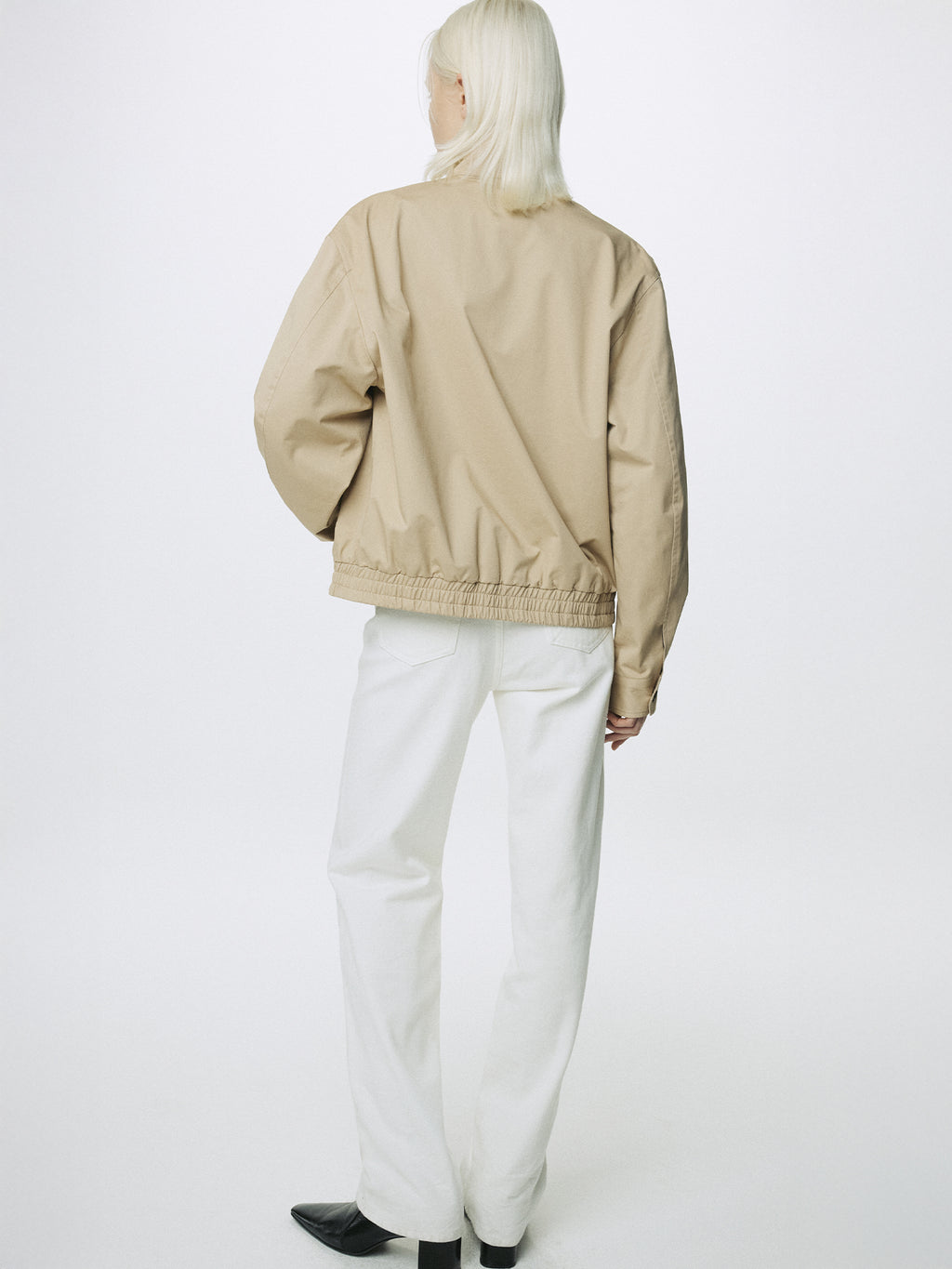 (W) TWISTED SEAM STRAIGHT-LEG DENIM JEANS_ OFF WHITE