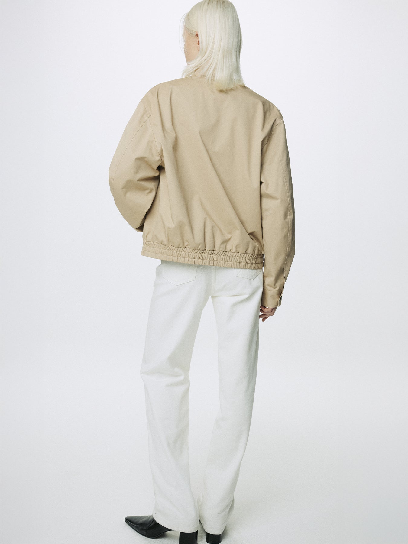 (W) TWISTED SEAM STRAIGHT-LEG DENIM JEANS_ OFF WHITE