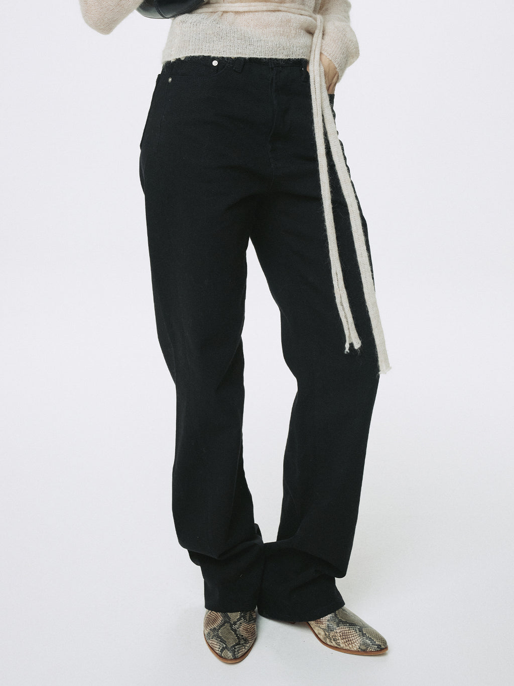 (W) TWISTED SEAM STRAIGHT-LEG DENIM JEANS_ BLACK