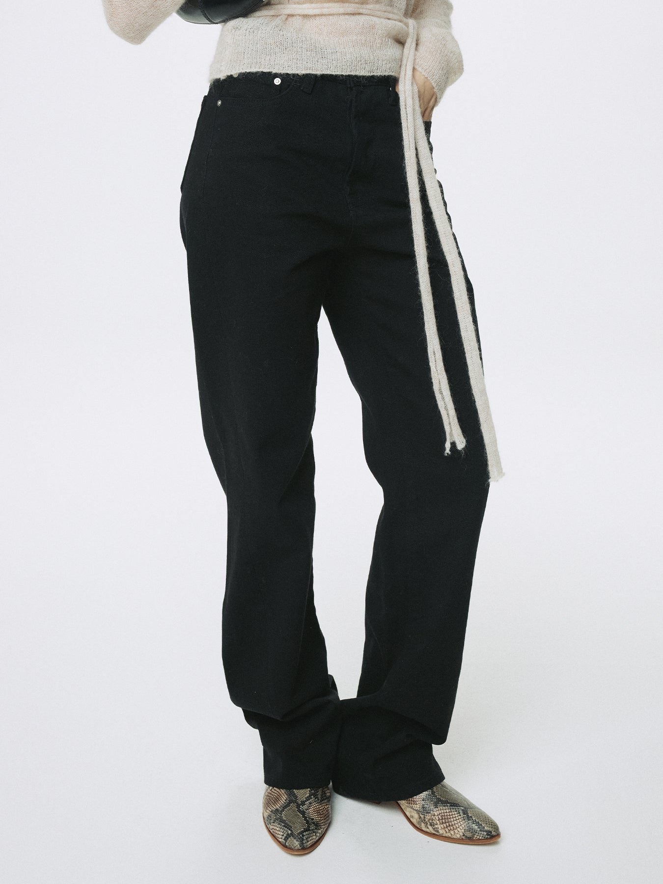(W) TWISTED SEAM STRAIGHT-LEG DENIM JEANS_ BLACK