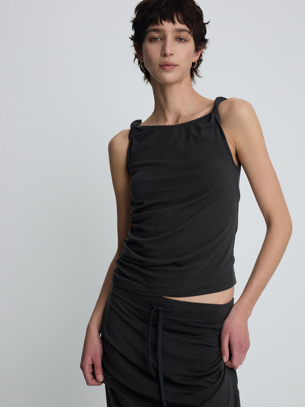 (W) SOFT DRAPED TWIST SLEEVELESS TOP_ CHARCOAL