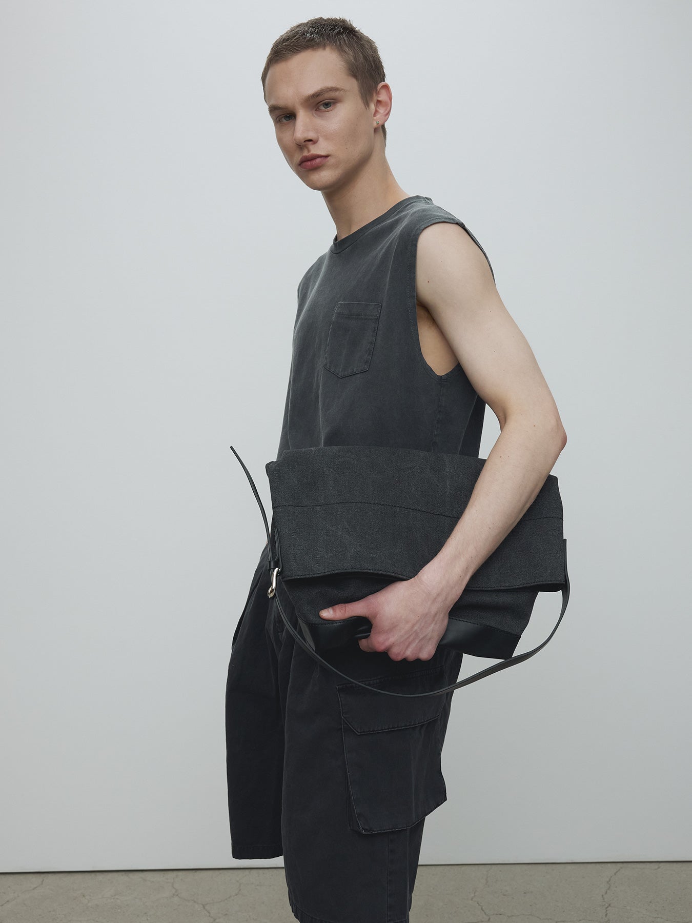 GARMENT-DYED PATCH POCKET SLEEVELESS_ FADED BLACK