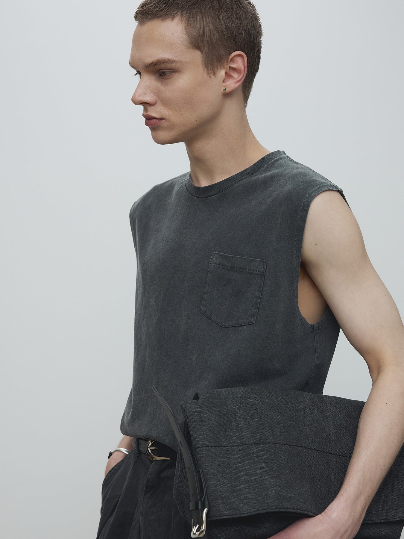GARMENT-DYED PATCH POCKET SLEEVELESS_ FADED BLACK