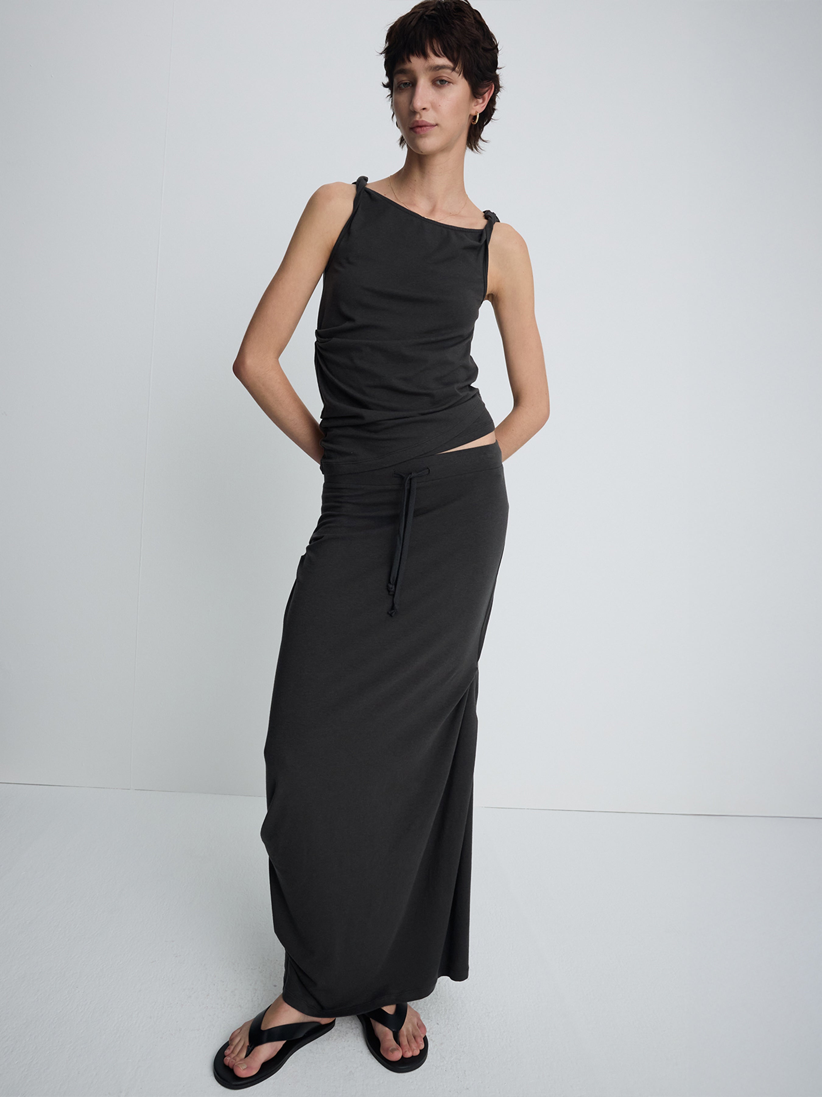 (W) SOFT DRAPED TWIST SLEEVELESS TOP_ CHARCOAL