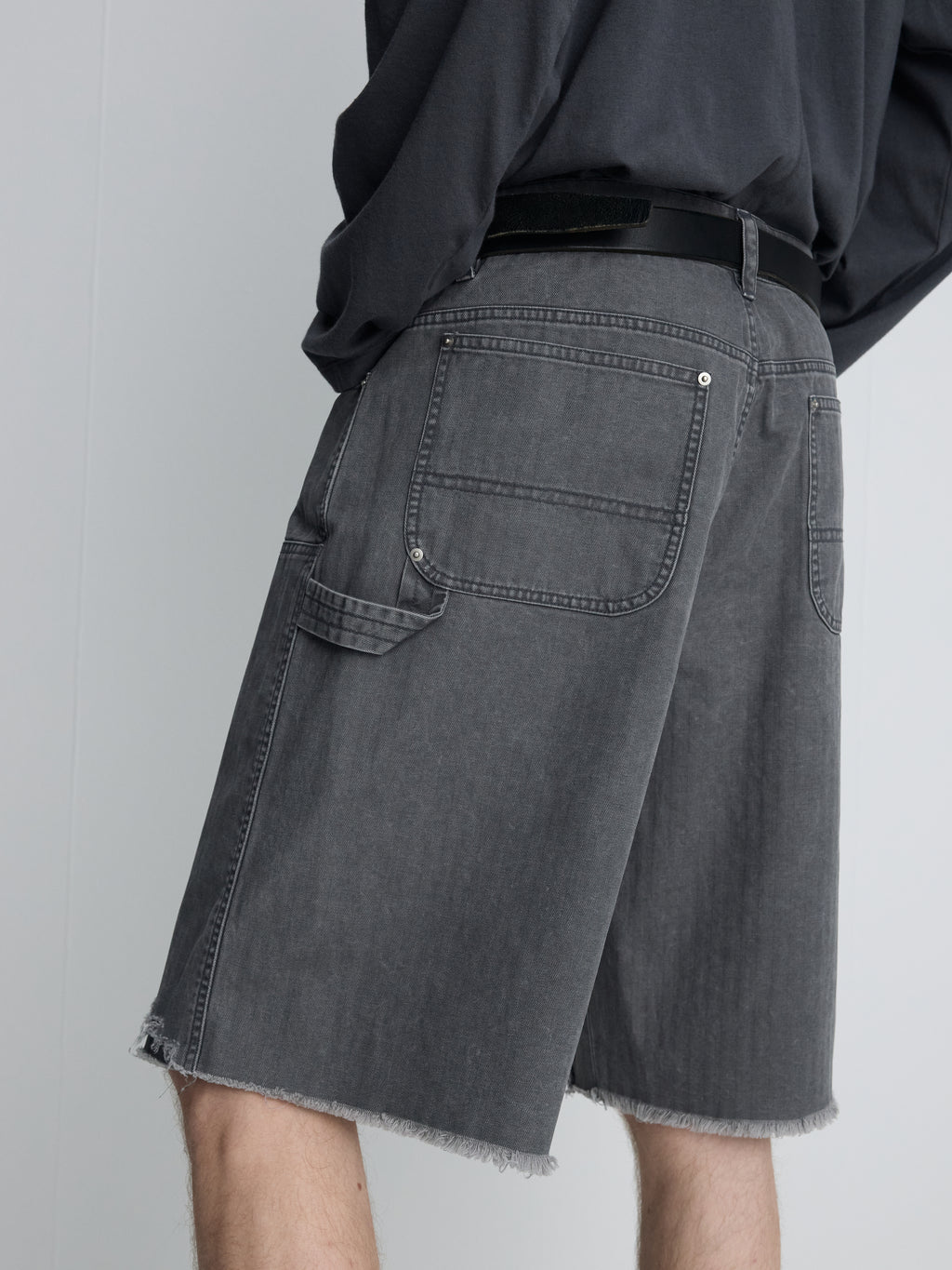 HAND DISTRESSED HBT DOUBLE KNEE SHORTS_ FADED CARBON
