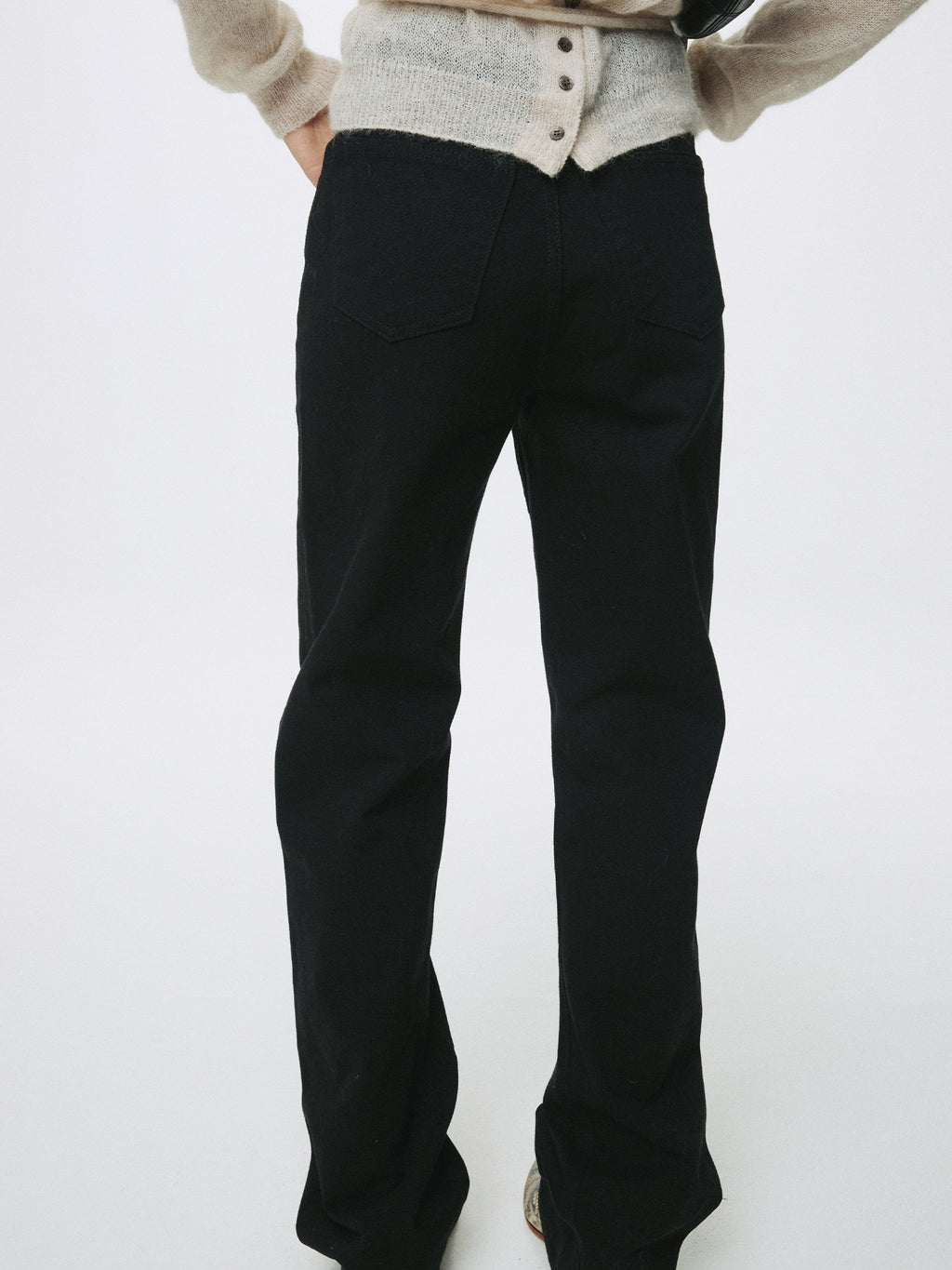(W) TWISTED SEAM STRAIGHT-LEG DENIM JEANS_ BLACK