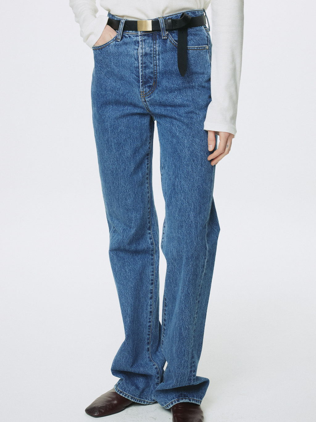 (W) TWISTED SEAM STRAIGHT-LEG DENIM JEANS_ WASHED BLUE