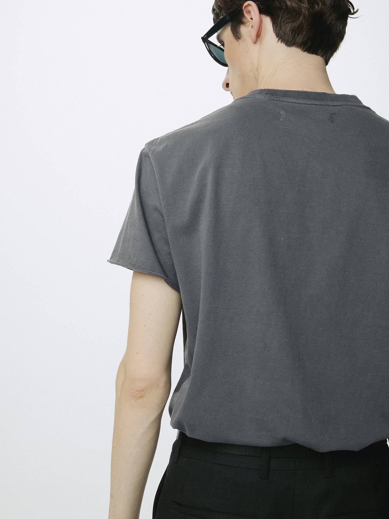 GARMENT DYED RAW EDGE T-SHIRT_ FADED CARBON