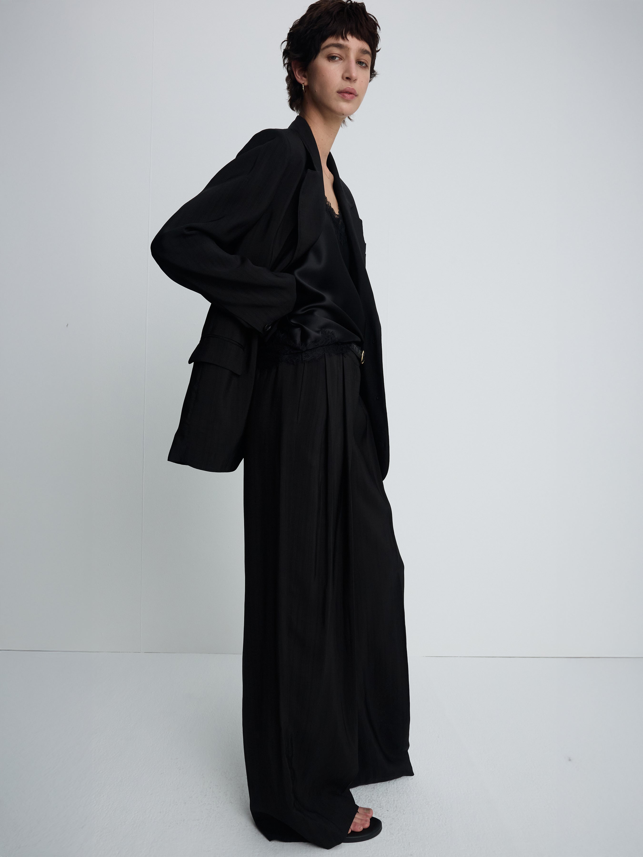 (W) AIRY WIDE LEG PLEATED TROUSERS_ BLACK