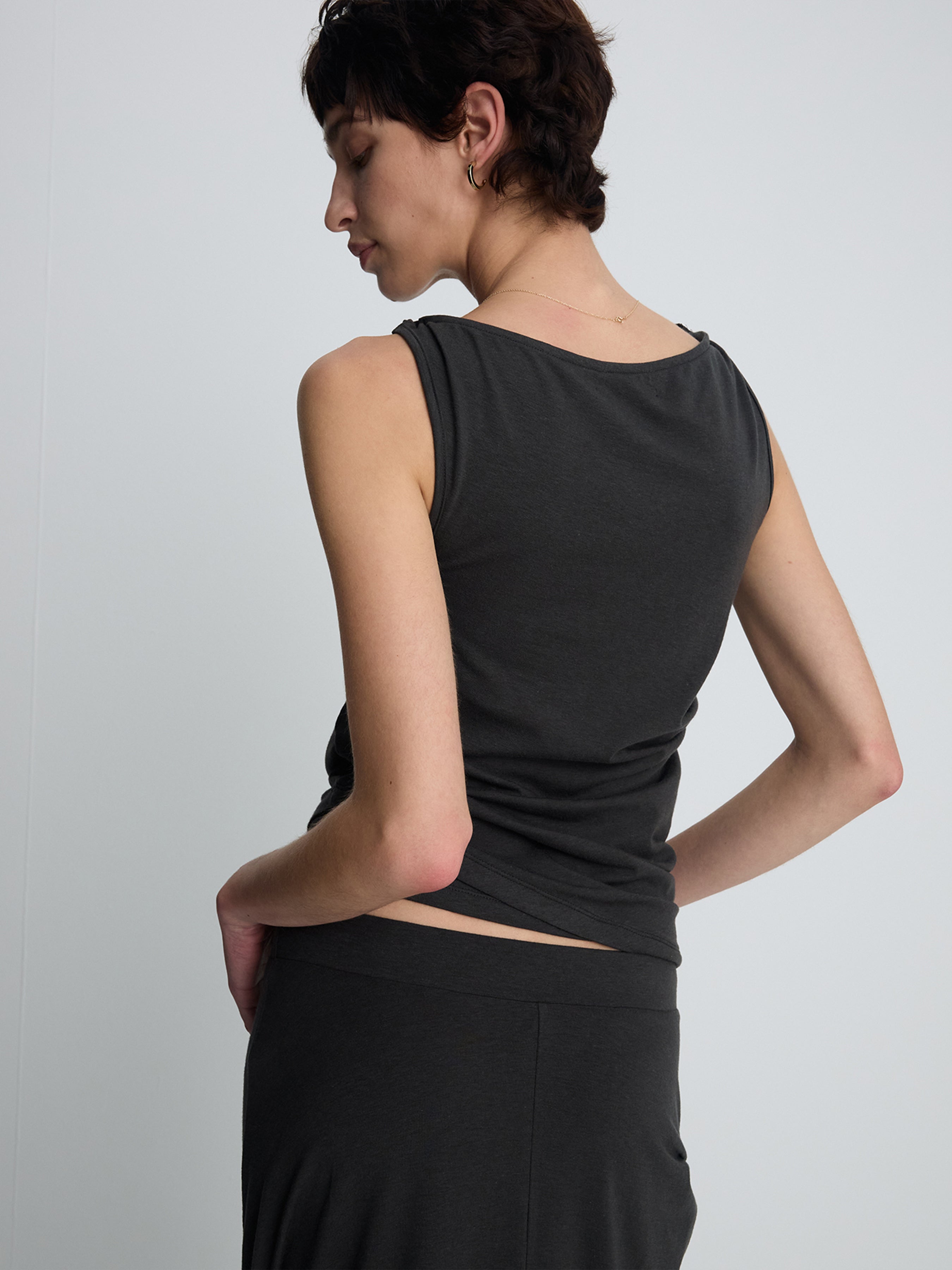 (W) SOFT DRAPED TWIST SLEEVELESS TOP_ CHARCOAL
