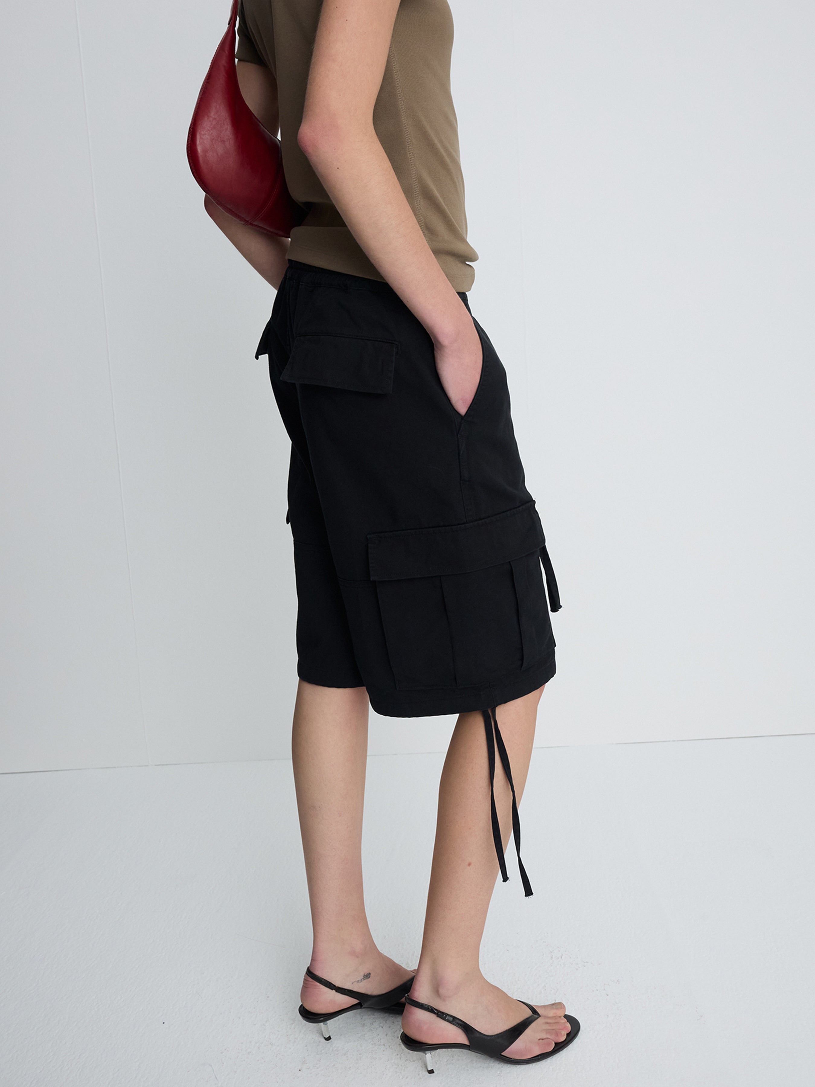 (W) GARMENT-WASHED CARGO SHORTS_ BLACK