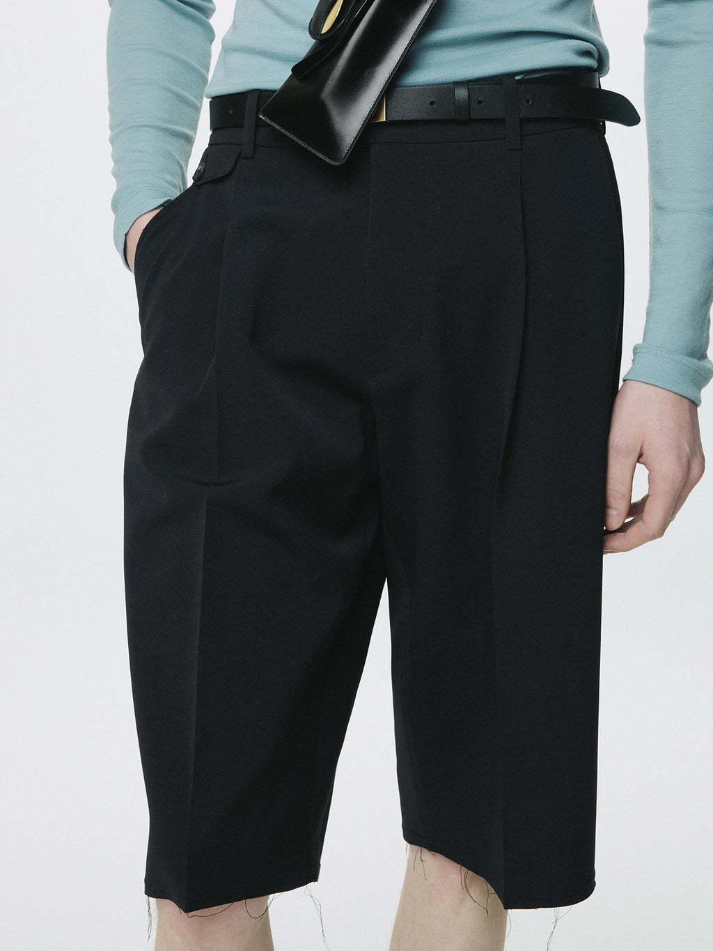 RAW-CUT WOOL PLEATED TAILORED SHORTS_ DARK NAVY
