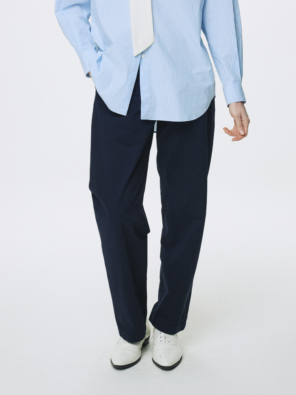 (W) CURVED COTTON CHINO PANTS_ NAVY