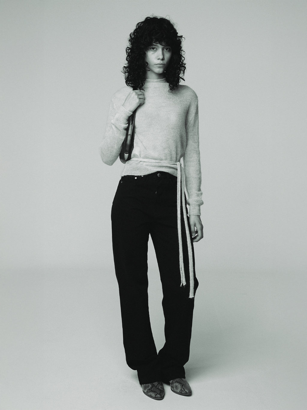 (W) TWISTED SEAM STRAIGHT-LEG DENIM JEANS_ BLACK