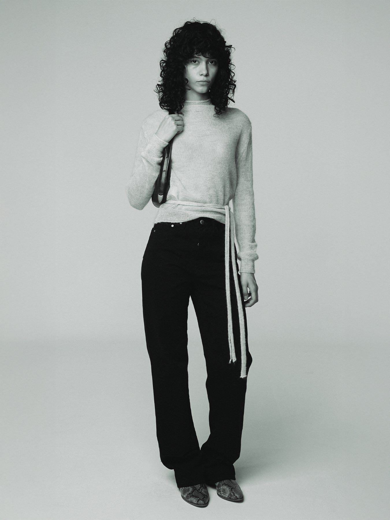 (W) TWISTED SEAM STRAIGHT-LEG DENIM JEANS_ BLACK