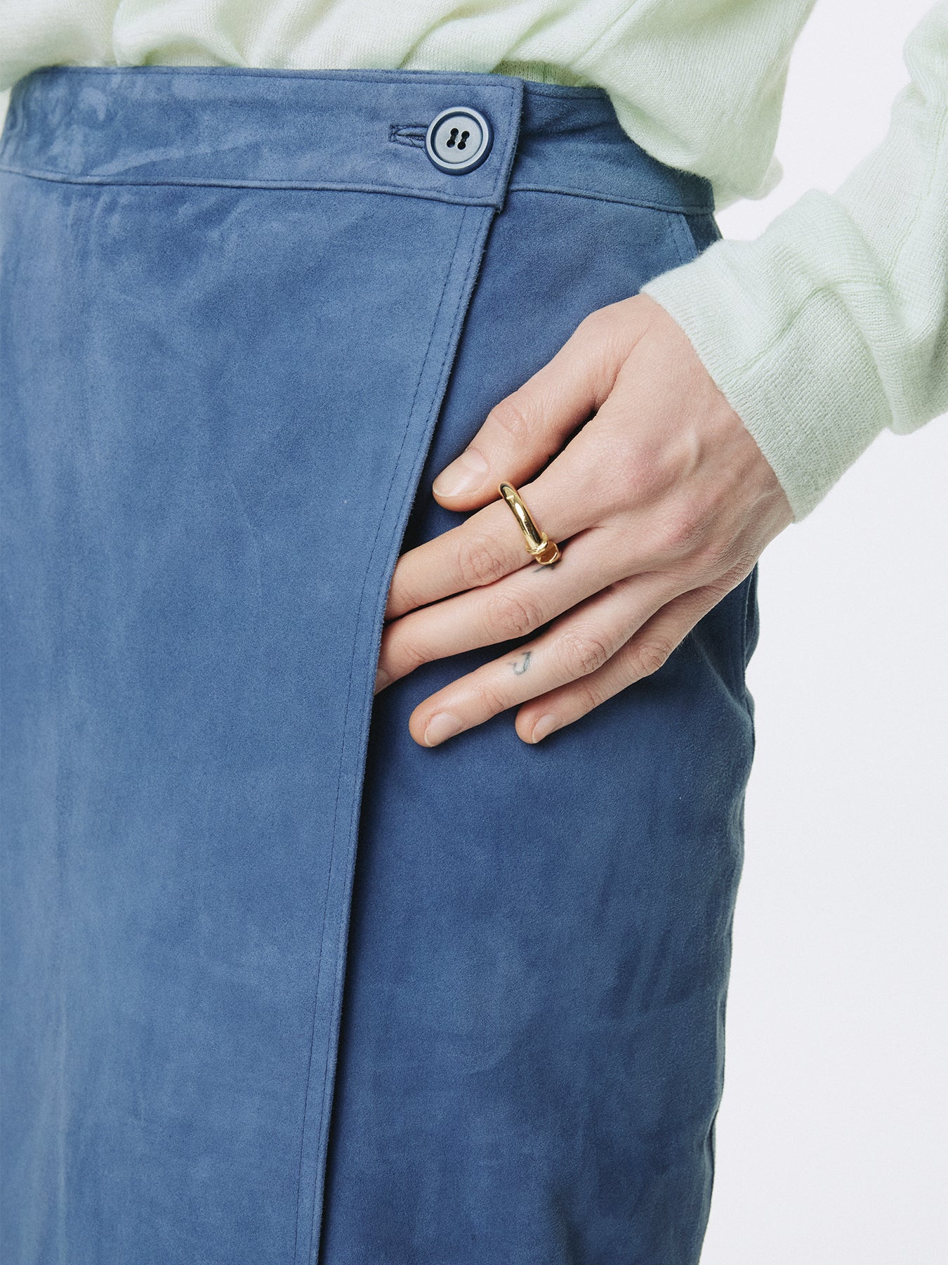 (W) GOAT SUEDE WRAP SKIRT_ MID BLUE