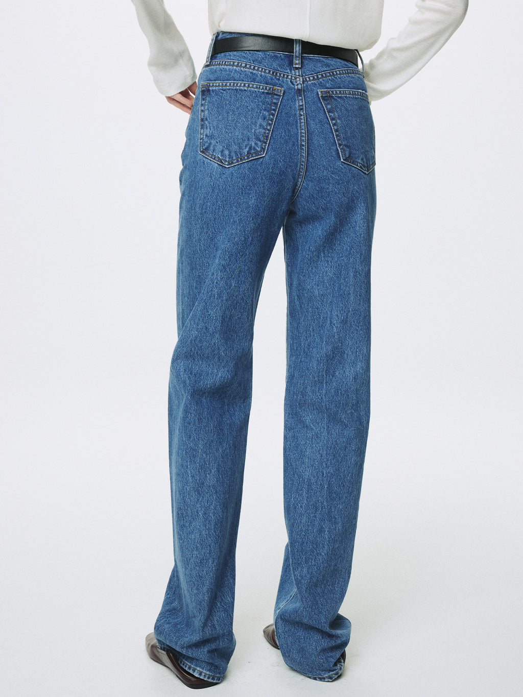 (W) TWISTED SEAM STRAIGHT-LEG DENIM JEANS_ WASHED BLUE