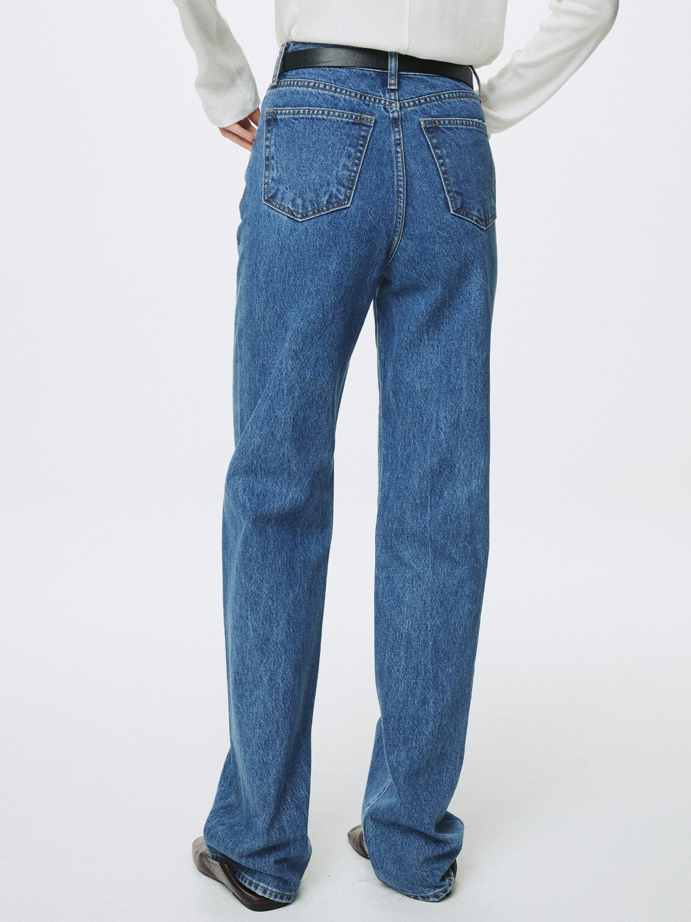 (W) TWISTED SEAM STRAIGHT-LEG DENIM JEANS_ WASHED BLUE