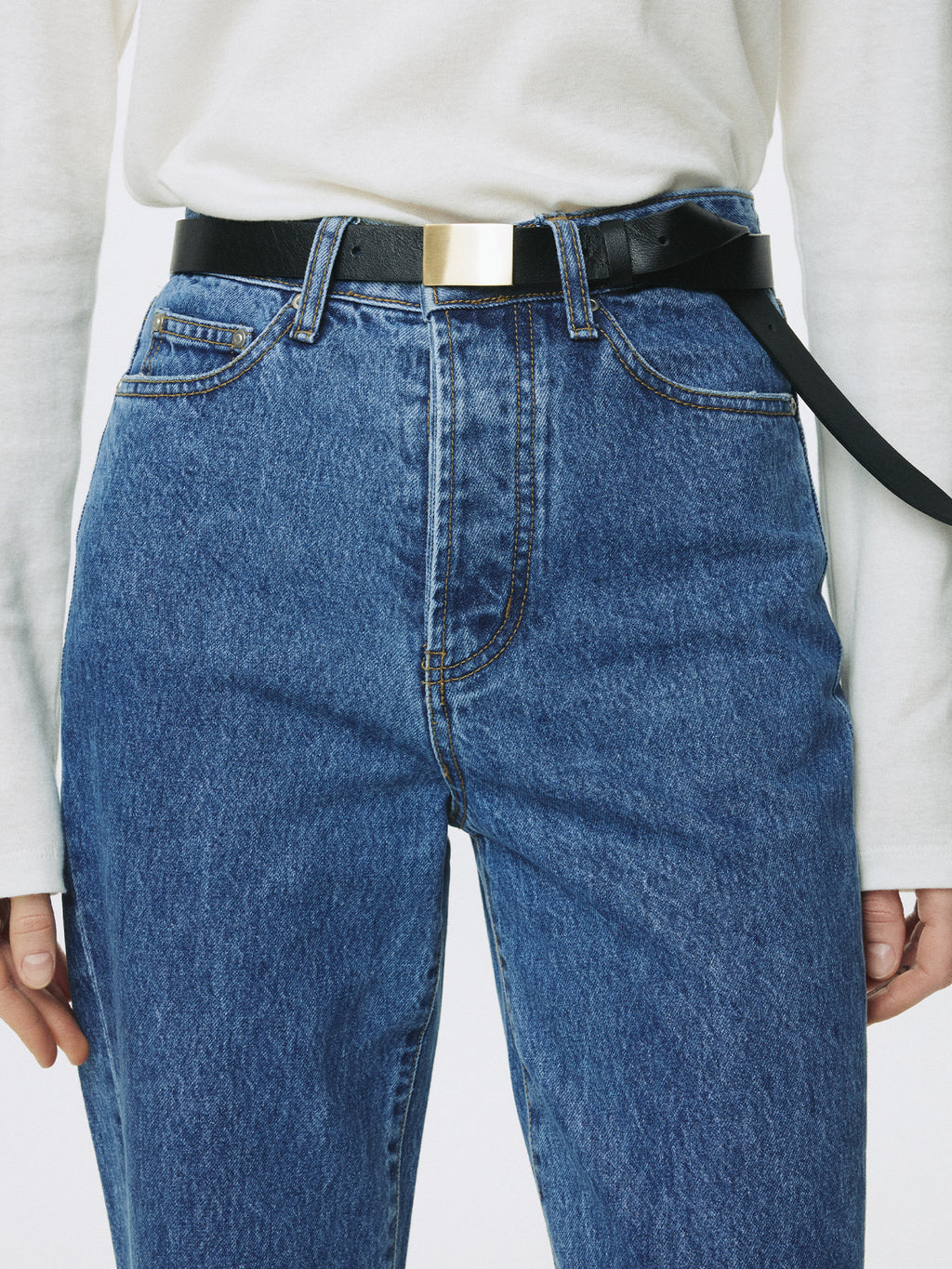 (W) TWISTED SEAM STRAIGHT-LEG DENIM JEANS_ WASHED BLUE